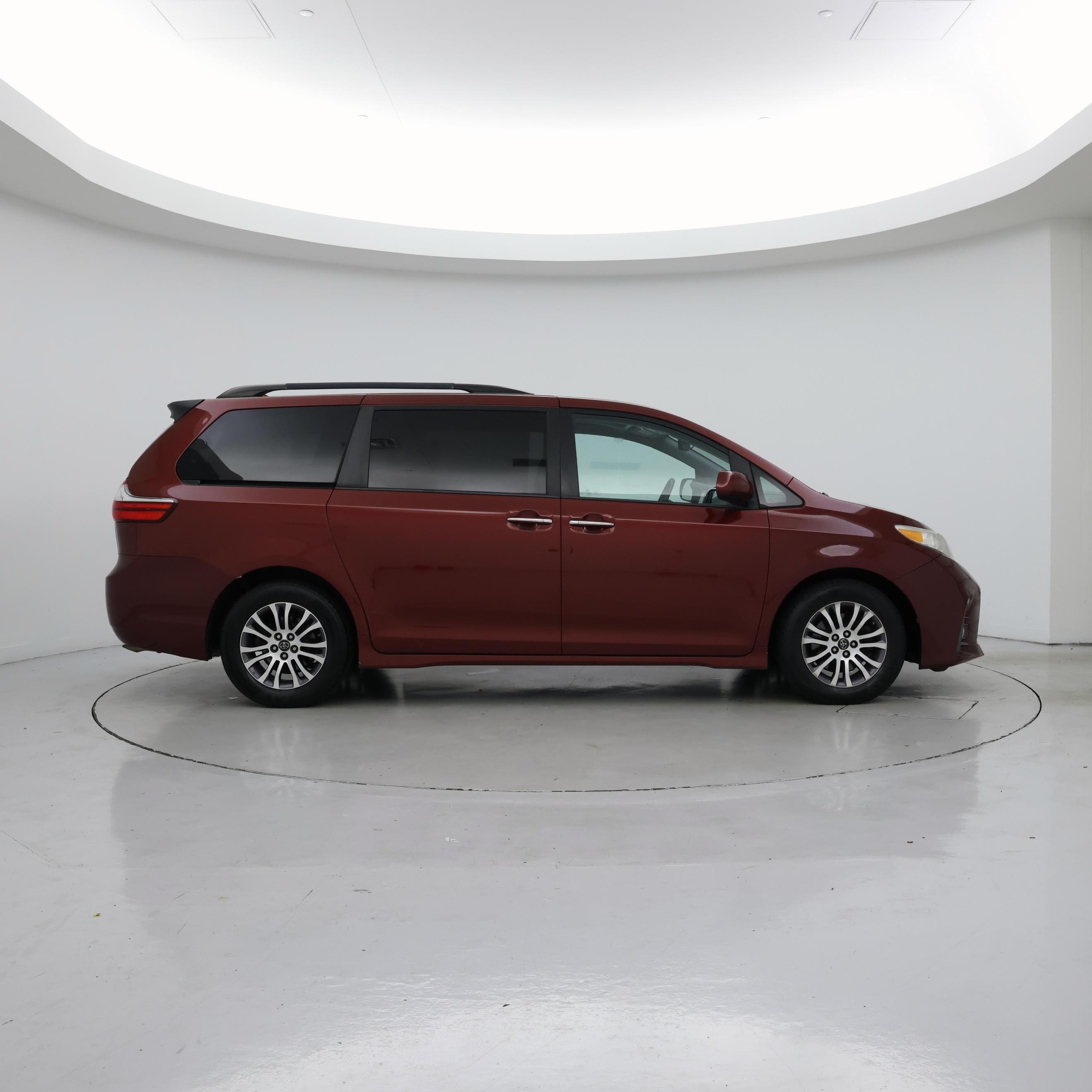 Thumbnail: 2018 Toyota Sienna - 7