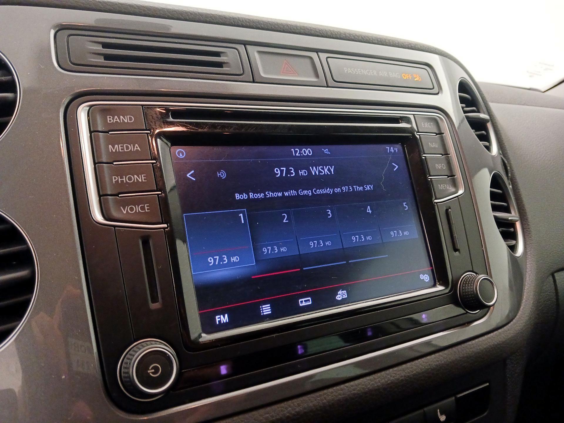 Thumbnail: 2016 Volkswagen Tiguan - 16