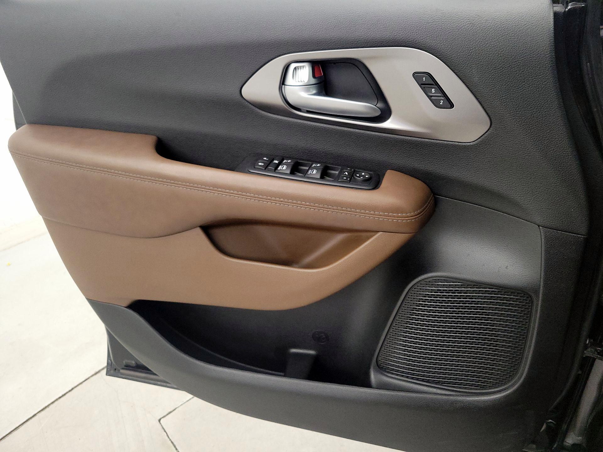 Thumbnail: 2017 Chrysler Pacifica - 12