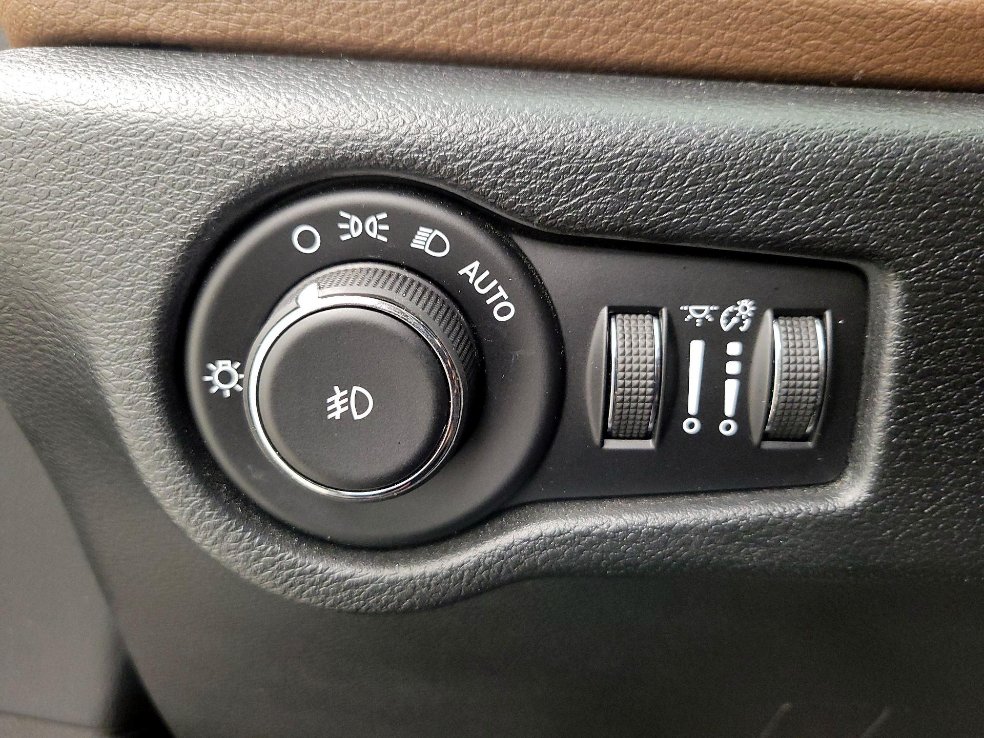 Thumbnail: 2017 Chrysler Pacifica - 13