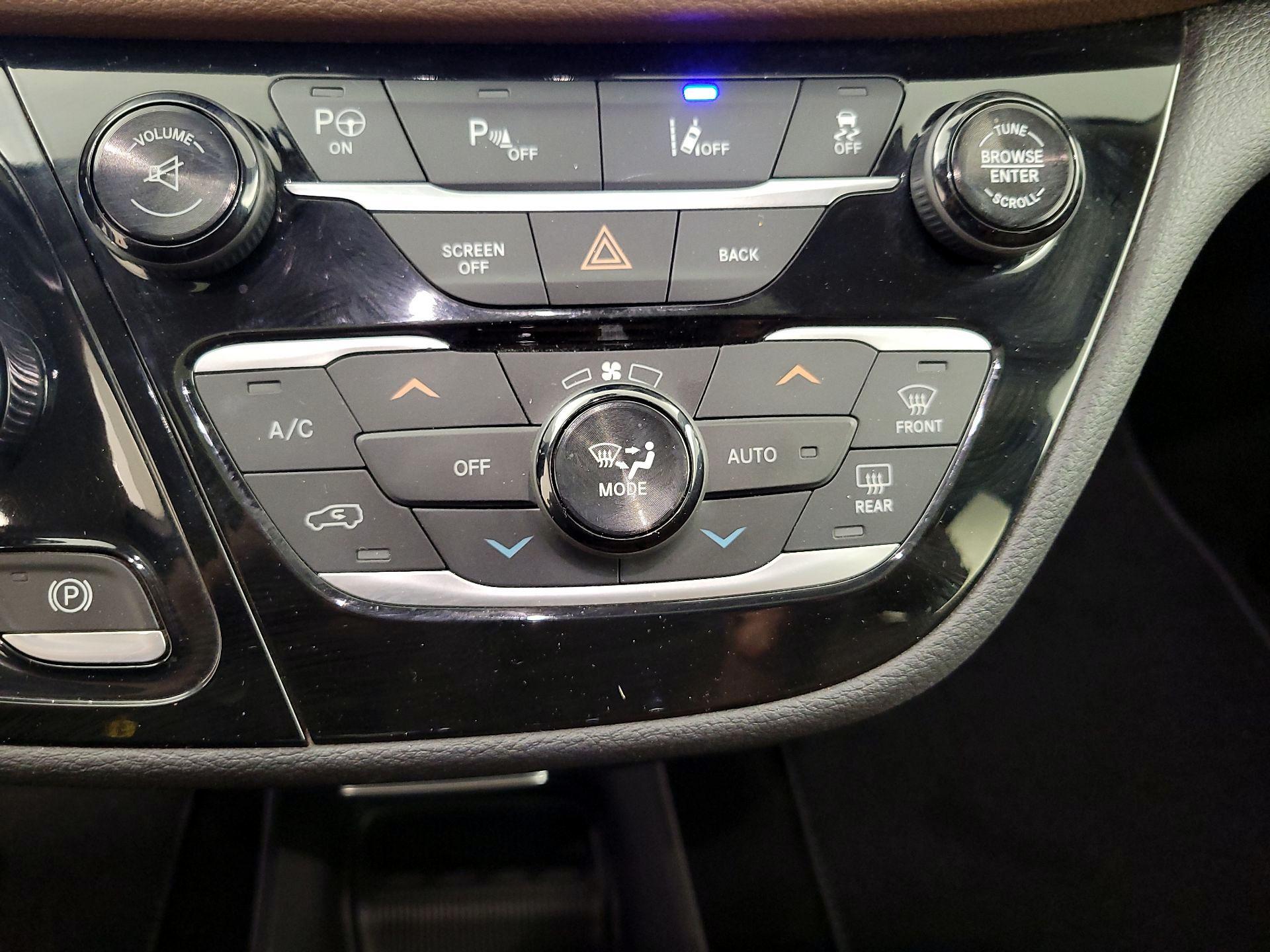 Thumbnail: 2017 Chrysler Pacifica - 17