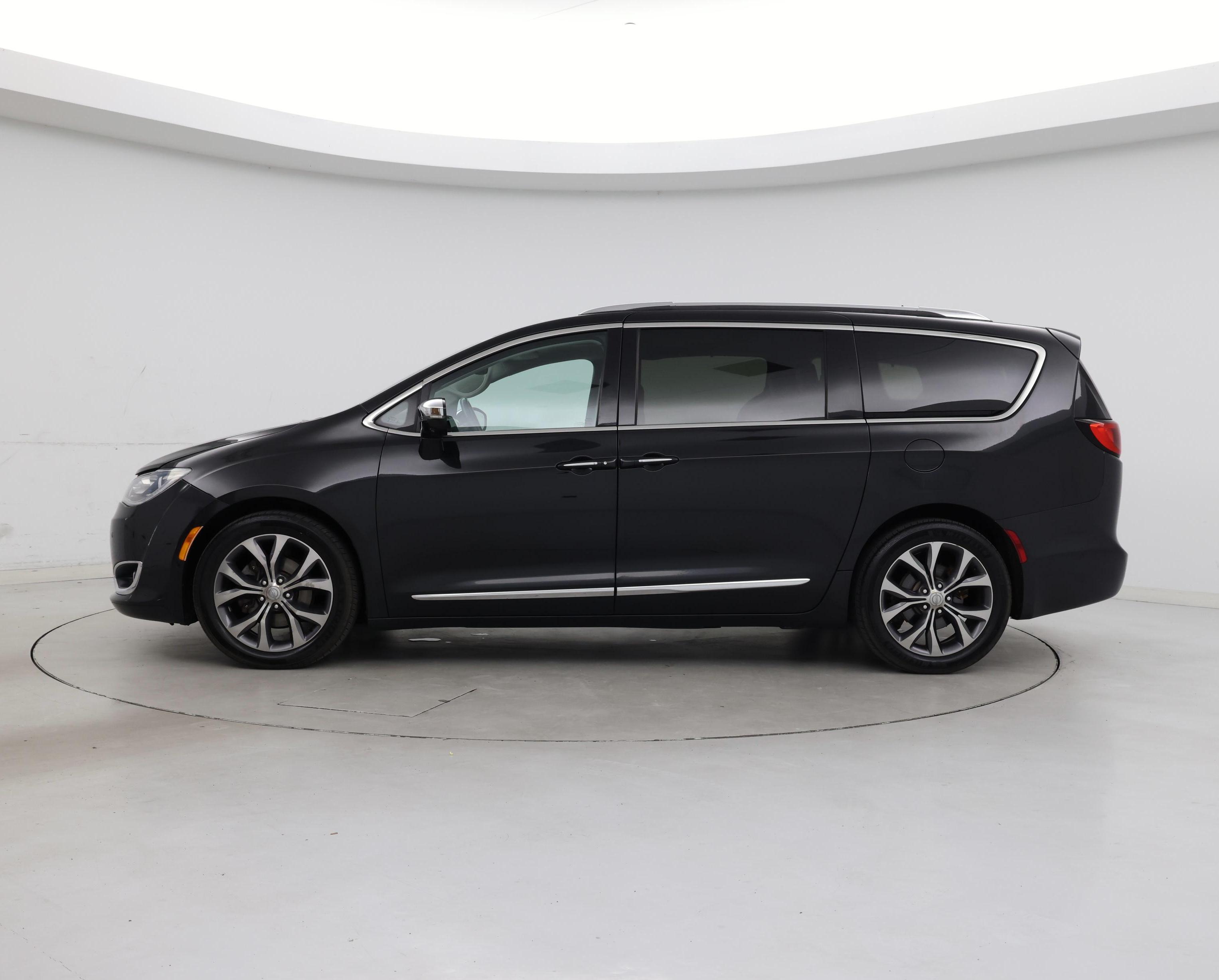 Thumbnail: 2017 Chrysler Pacifica - 3