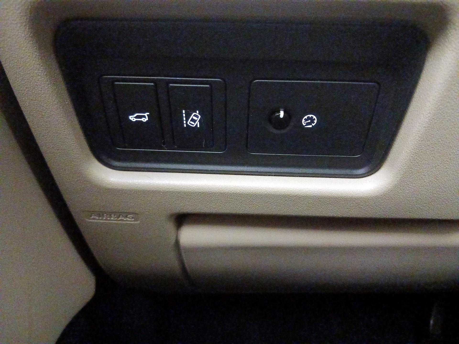 Thumbnail: 2018 Land Rover Discovery Sport - 13