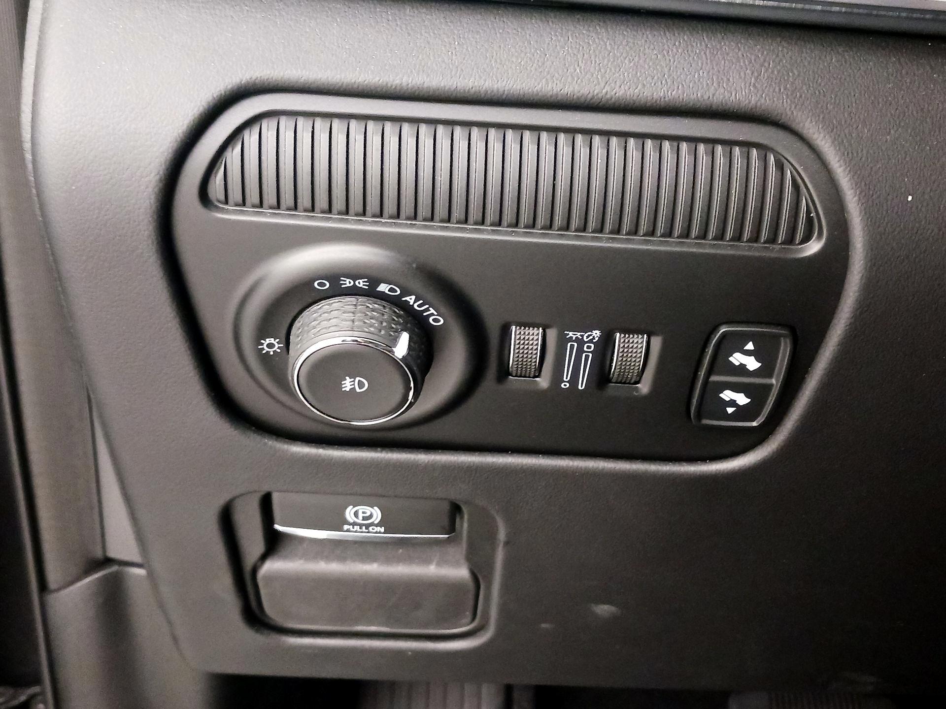 Thumbnail: 2022 Jeep Grand Wagoneer - 13