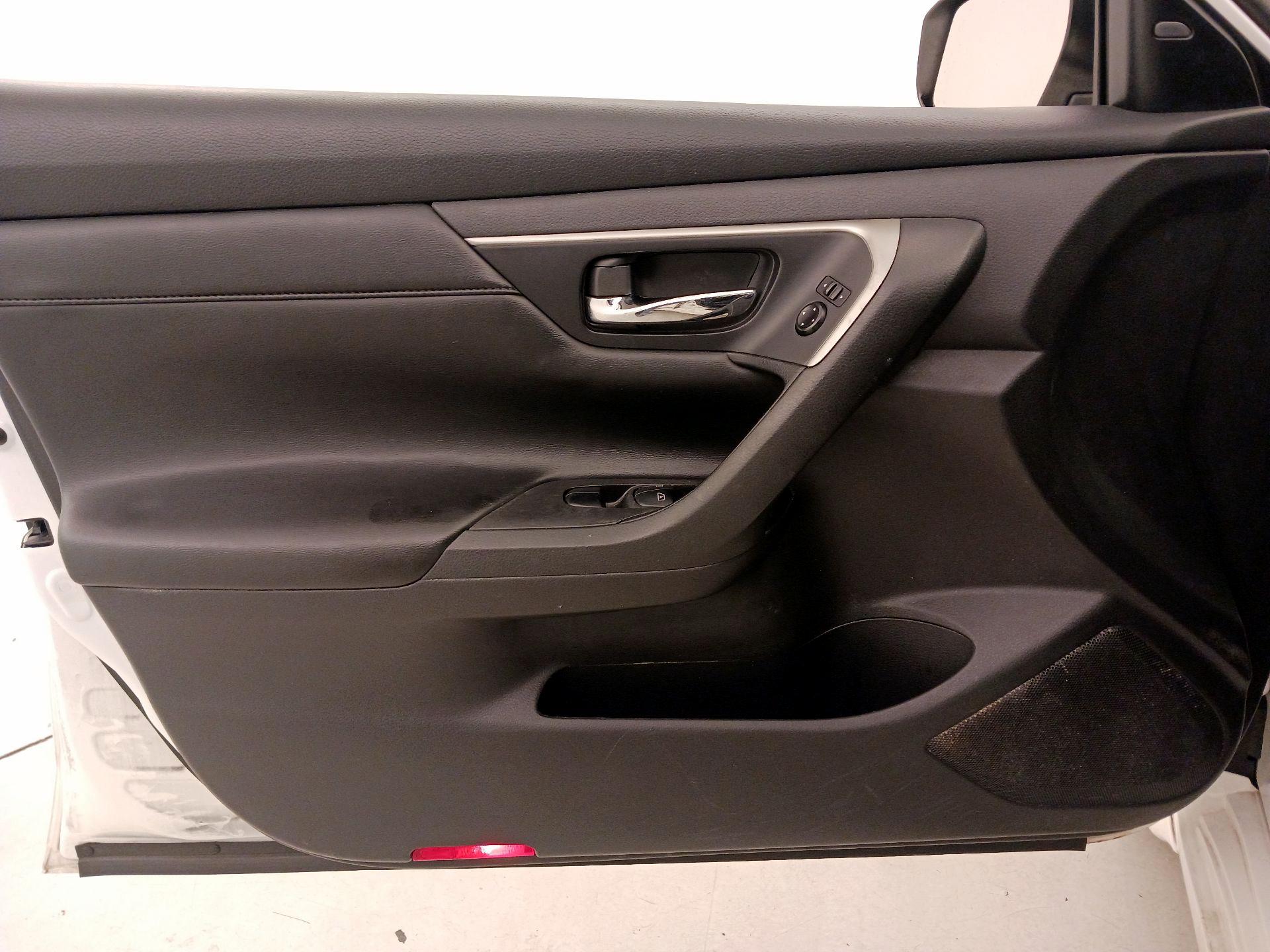 Thumbnail: 2015 Nissan Altima - 12