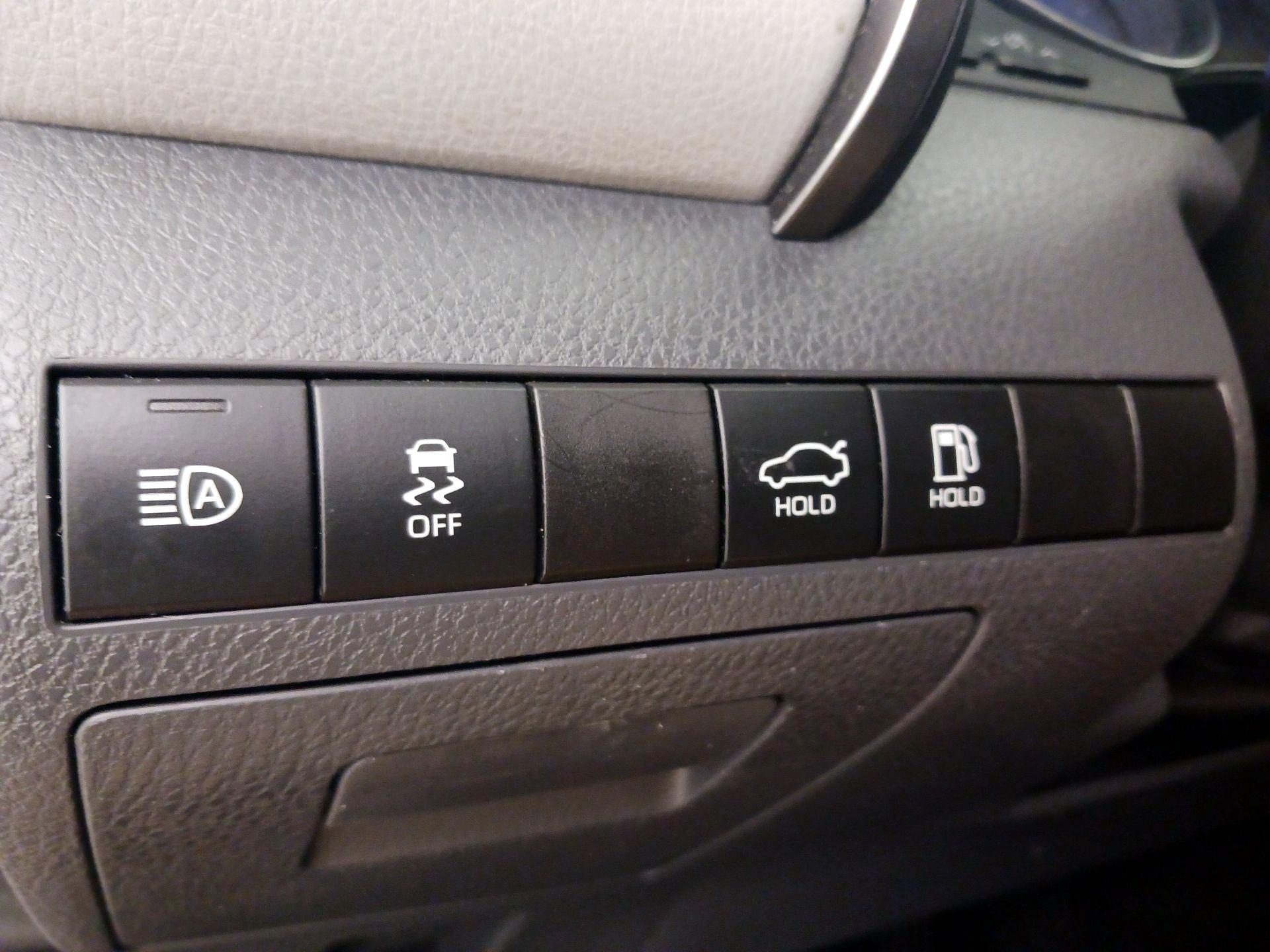 Thumbnail: 2019 Toyota Camry - 13