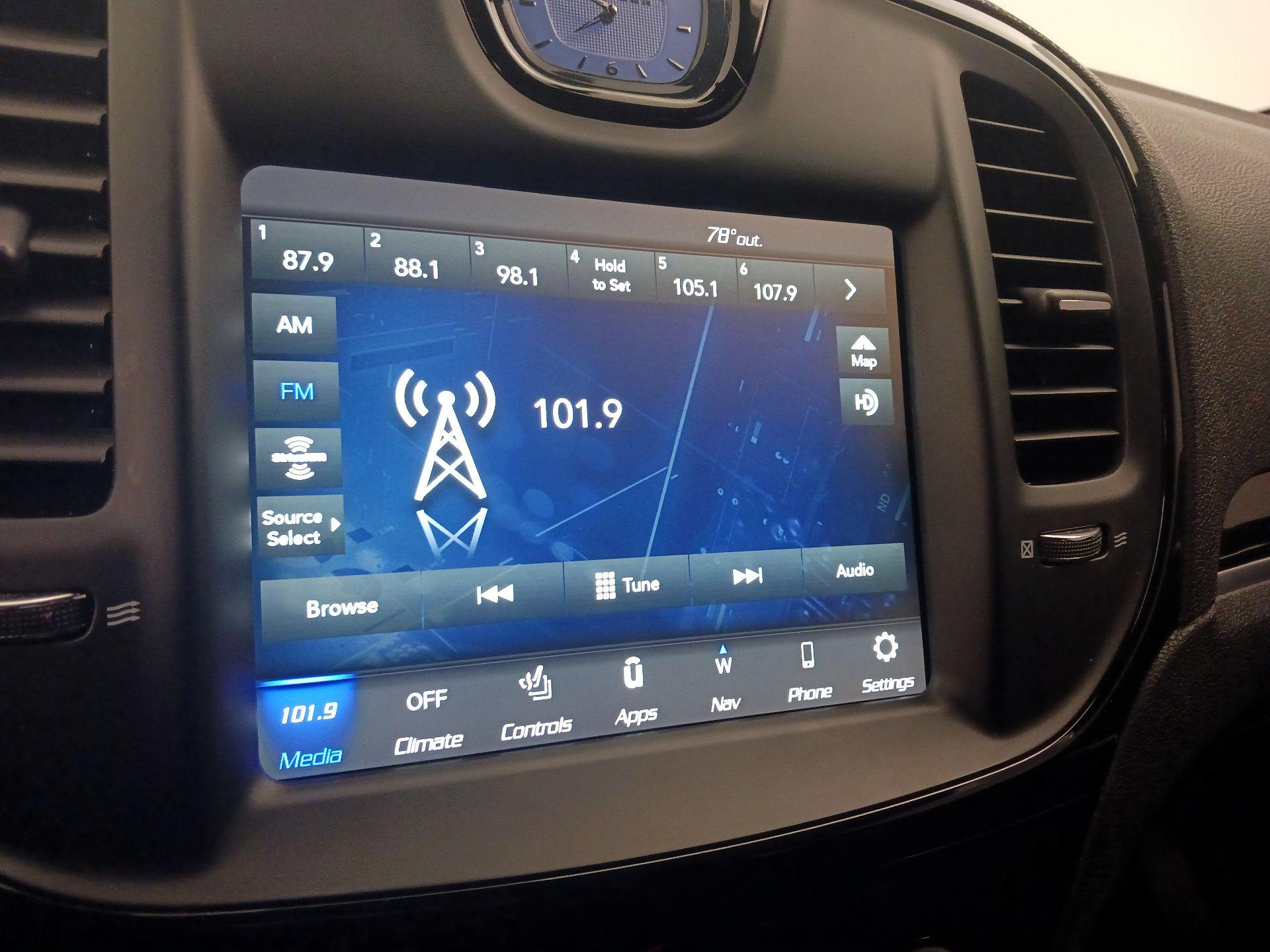 Thumbnail: 2023 Chrysler 300 - 16