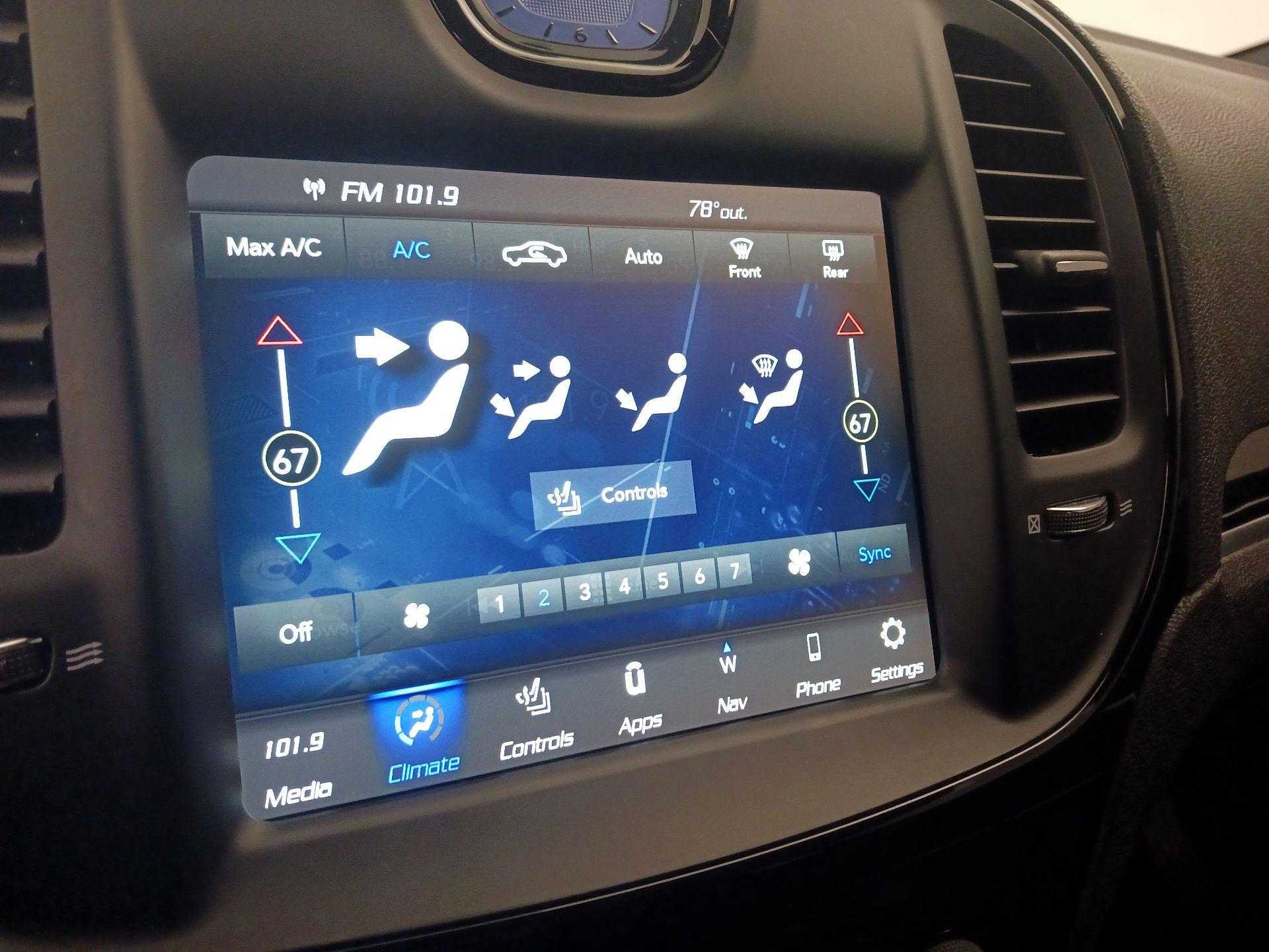 Thumbnail: 2023 Chrysler 300 - 17