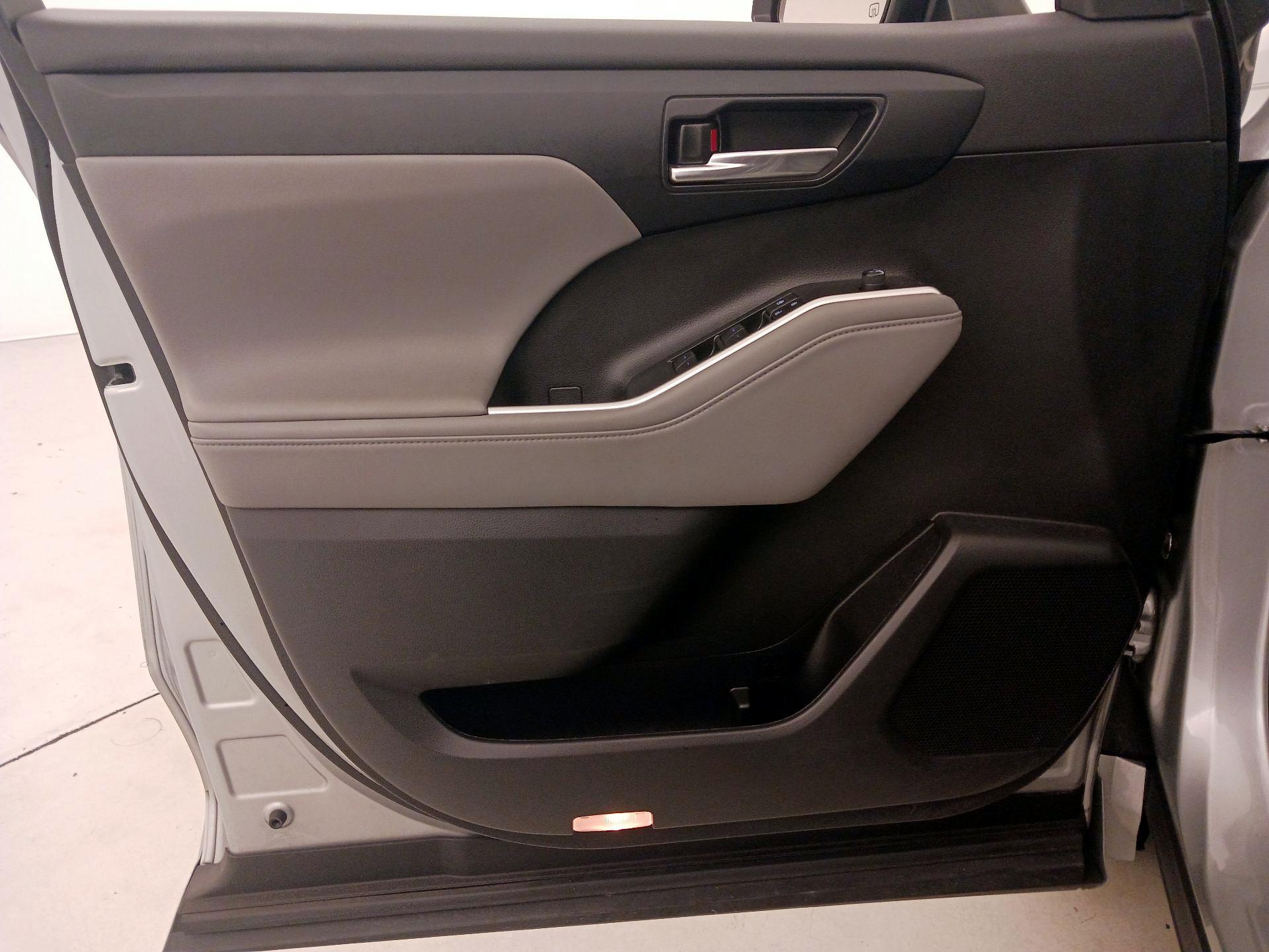 Thumbnail: 2022 Toyota Highlander - 12