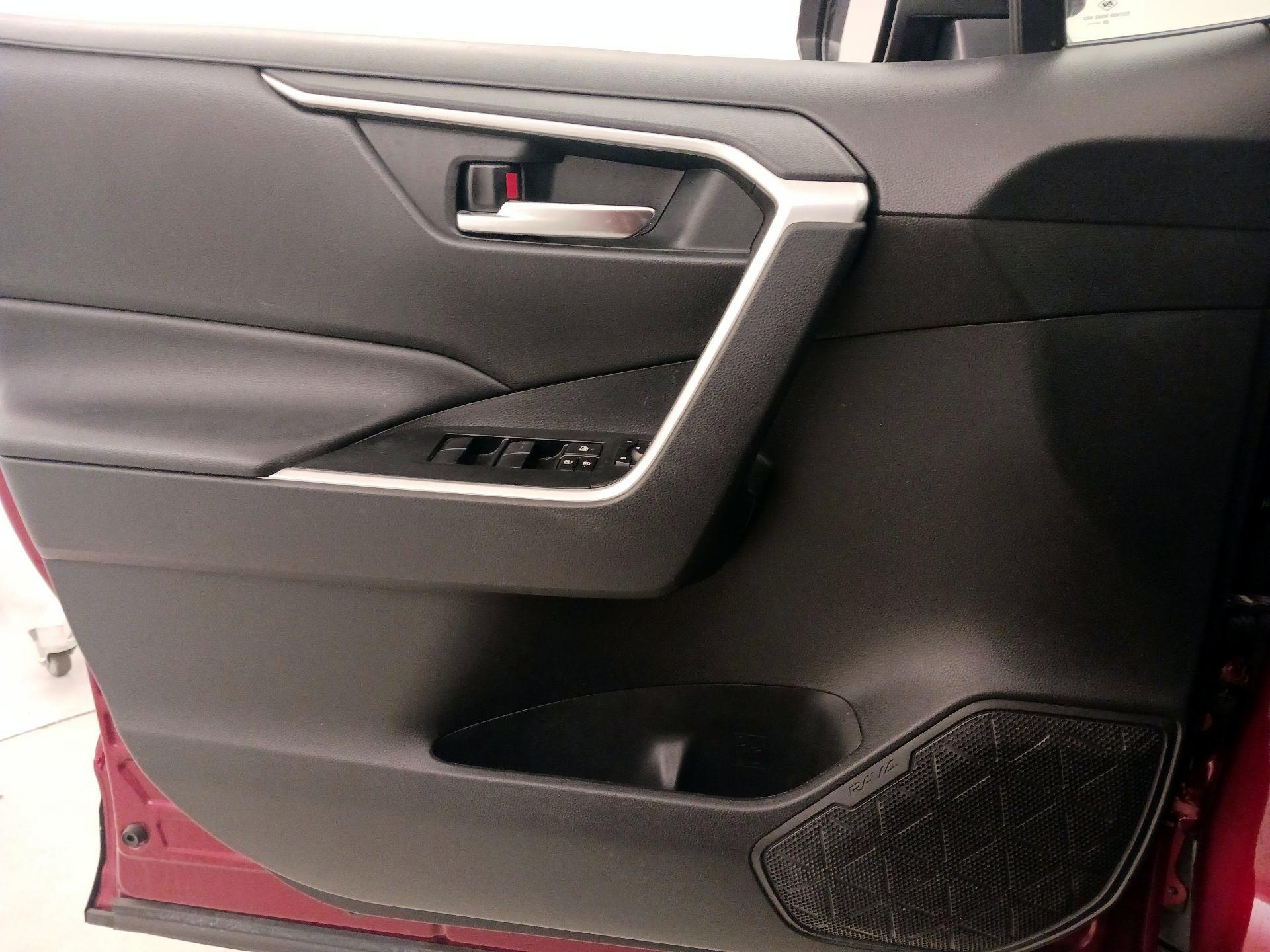 Thumbnail: 2021 Toyota RAV4 - 12