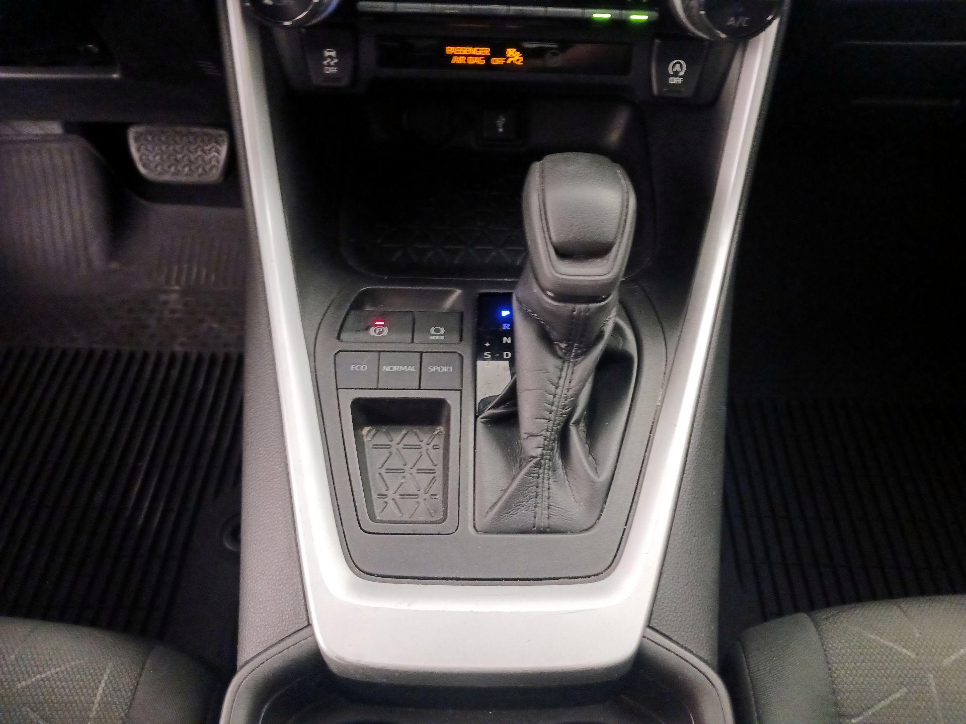 Thumbnail: 2021 Toyota RAV4 - 17