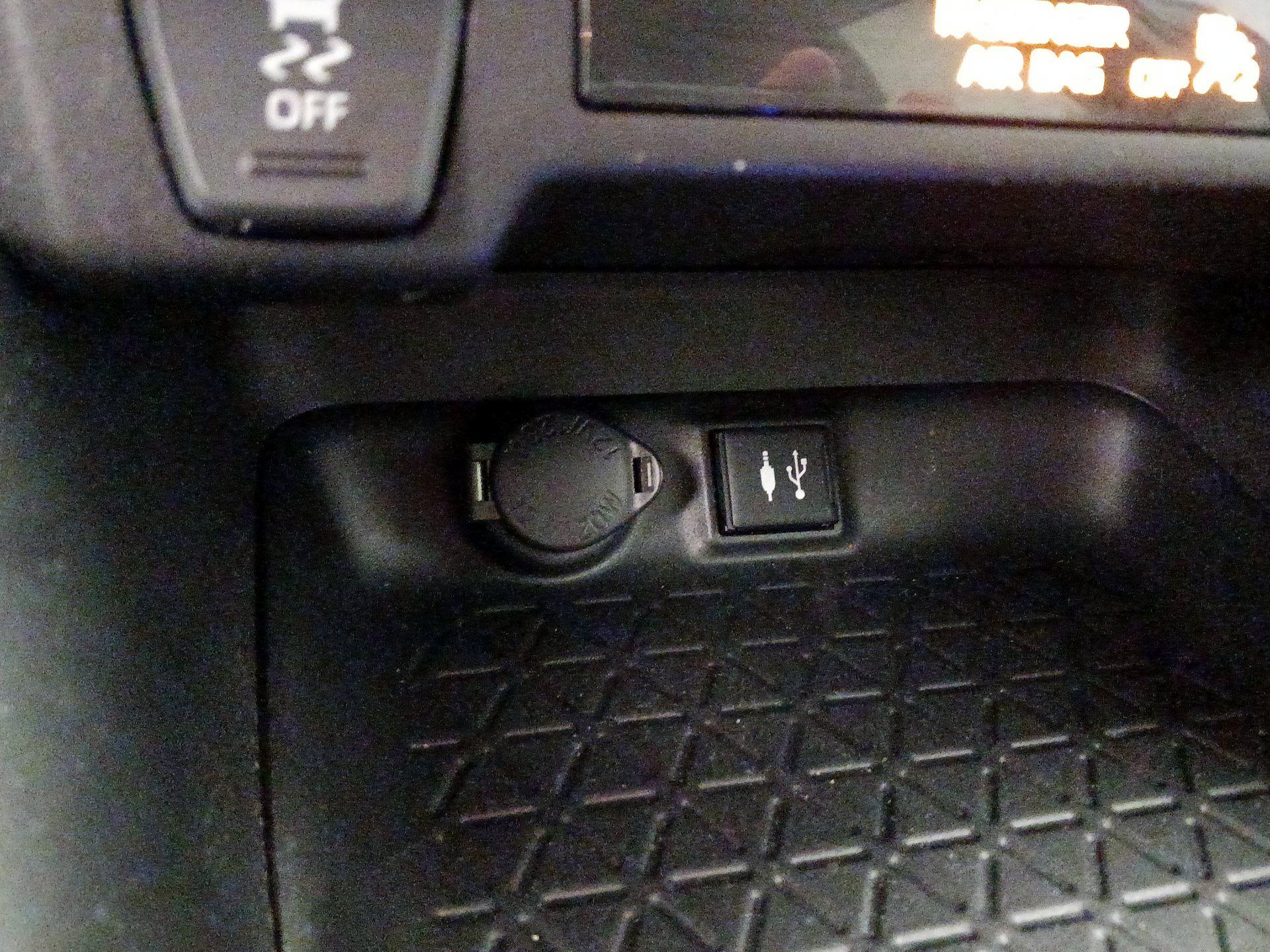 Thumbnail: 2019 Toyota RAV4 - 18