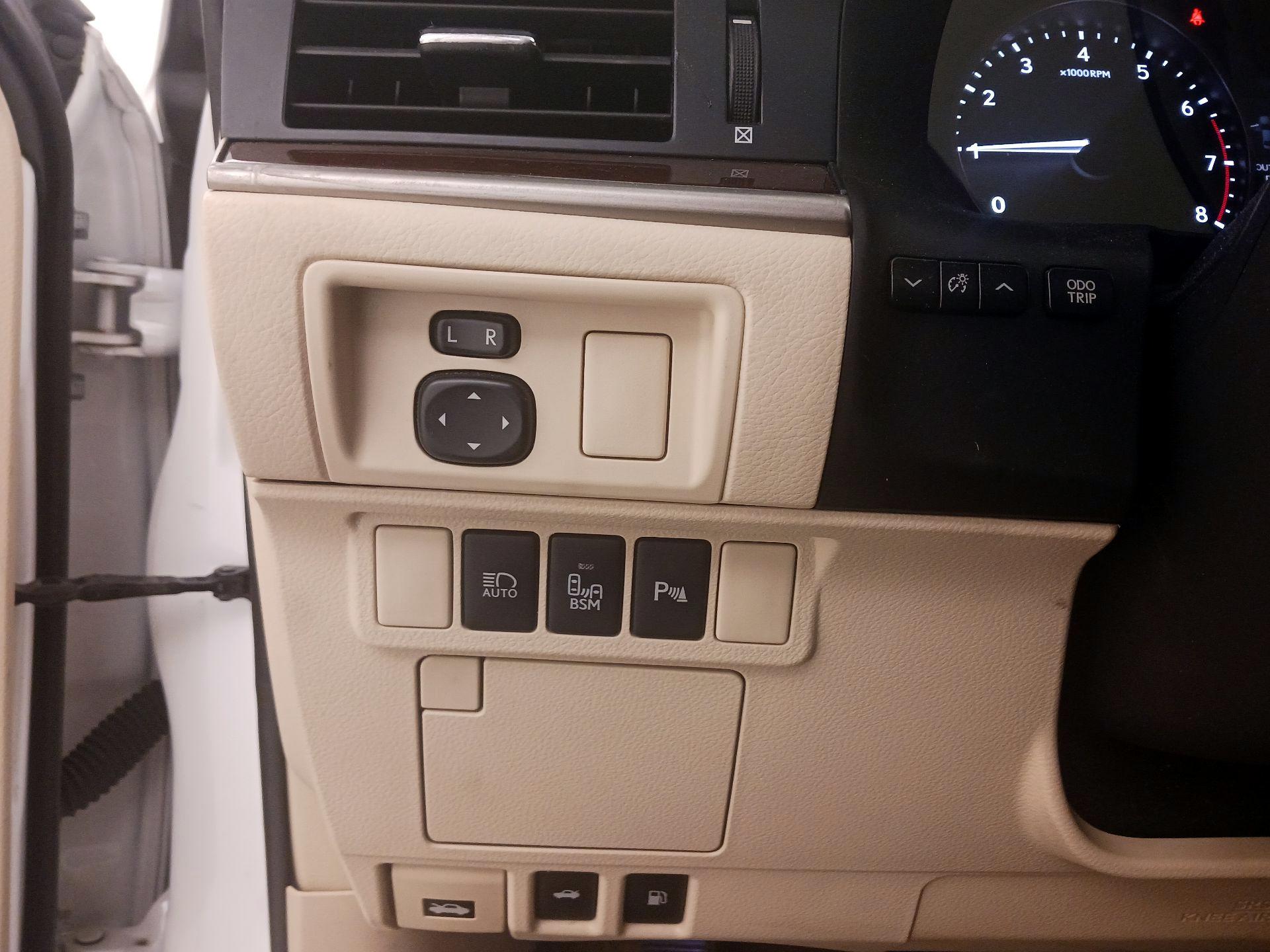 Thumbnail: 2014 Lexus ES - 13