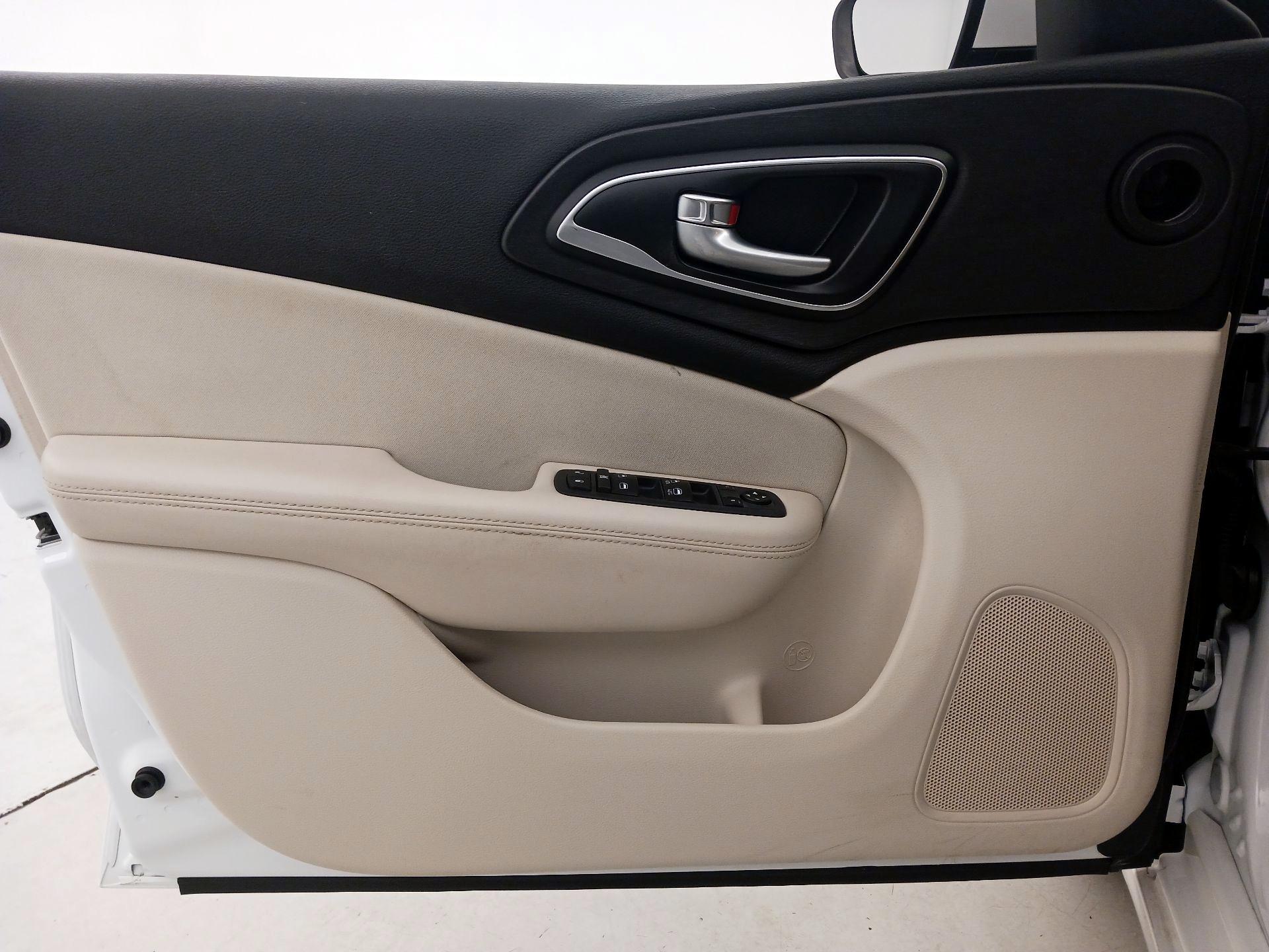 Thumbnail: 2015 Chrysler 200 - 12