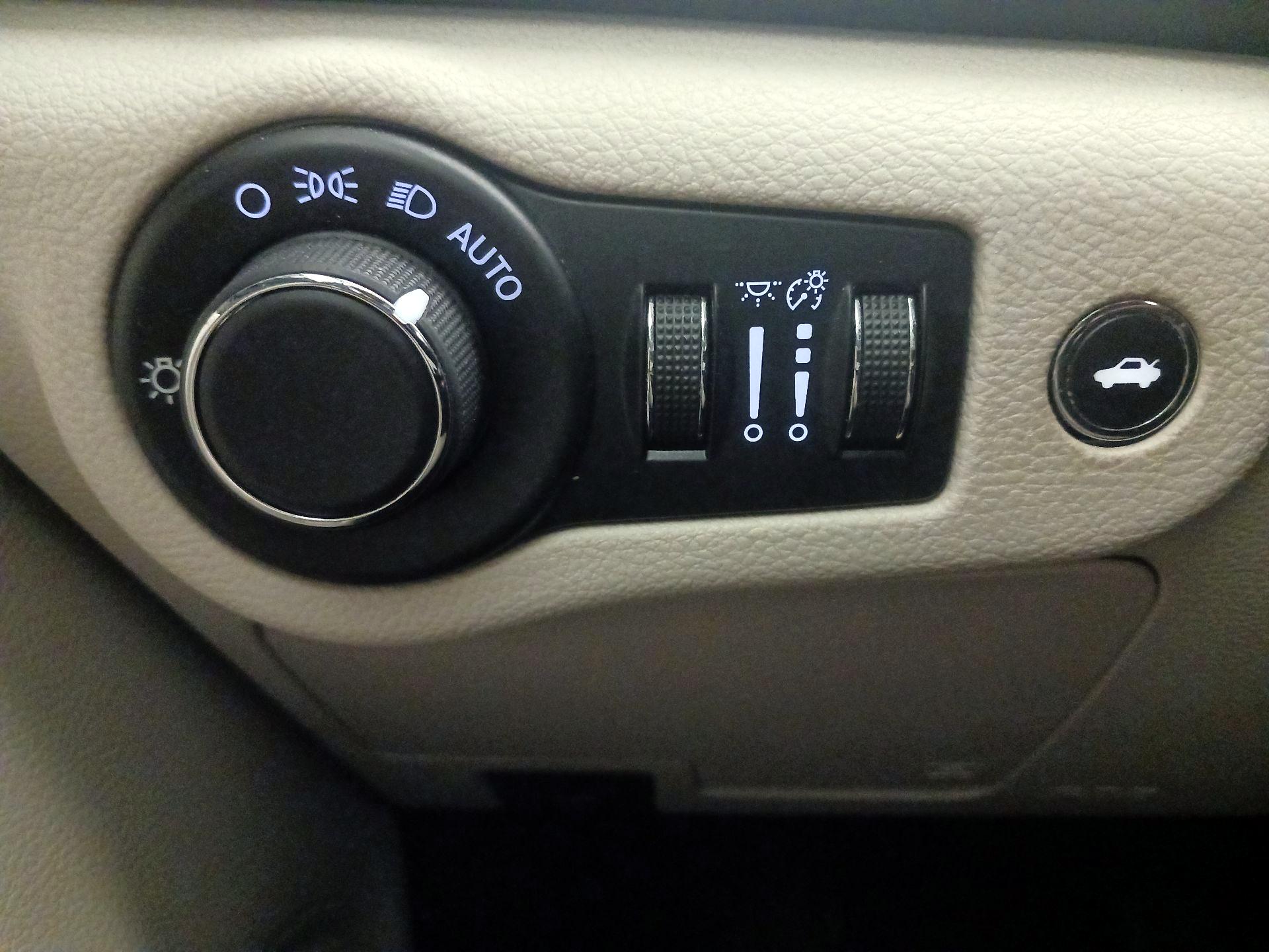 Thumbnail: 2015 Chrysler 200 - 13