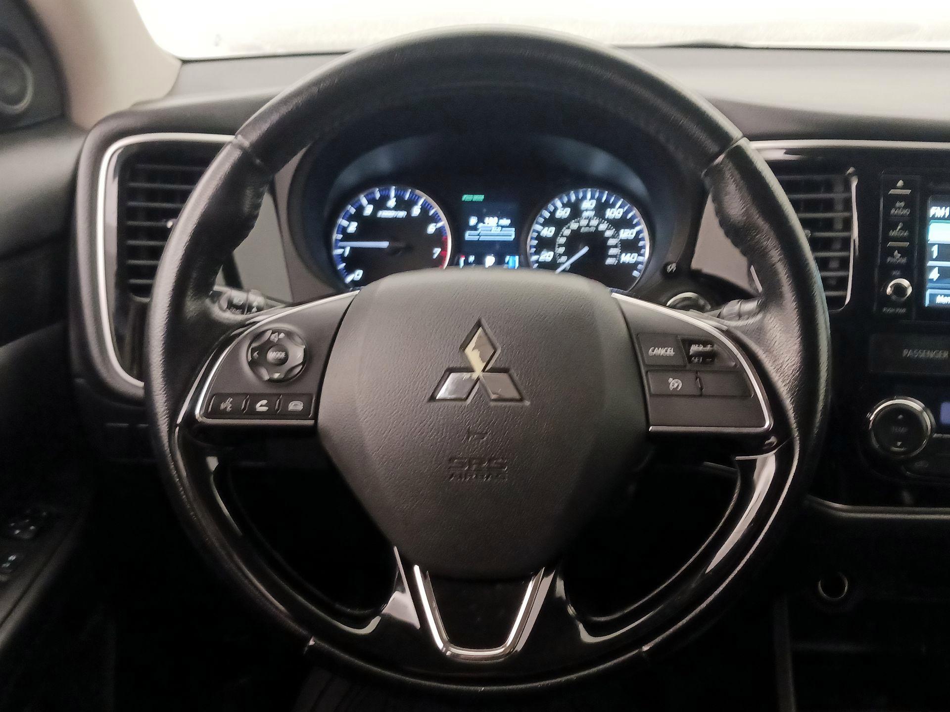 Thumbnail: 2016 Mitsubishi Outlander - 10