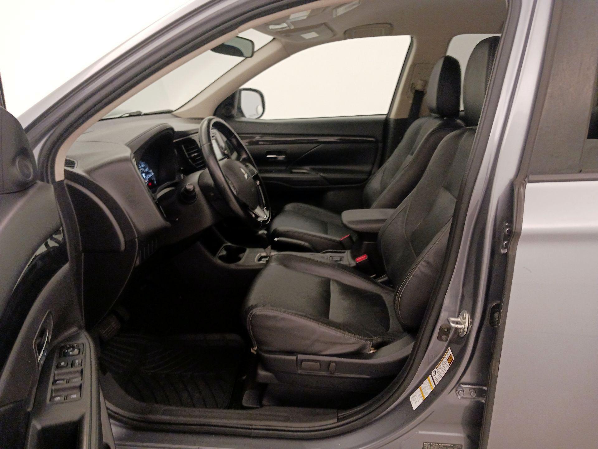 Thumbnail: 2016 Mitsubishi Outlander - 11