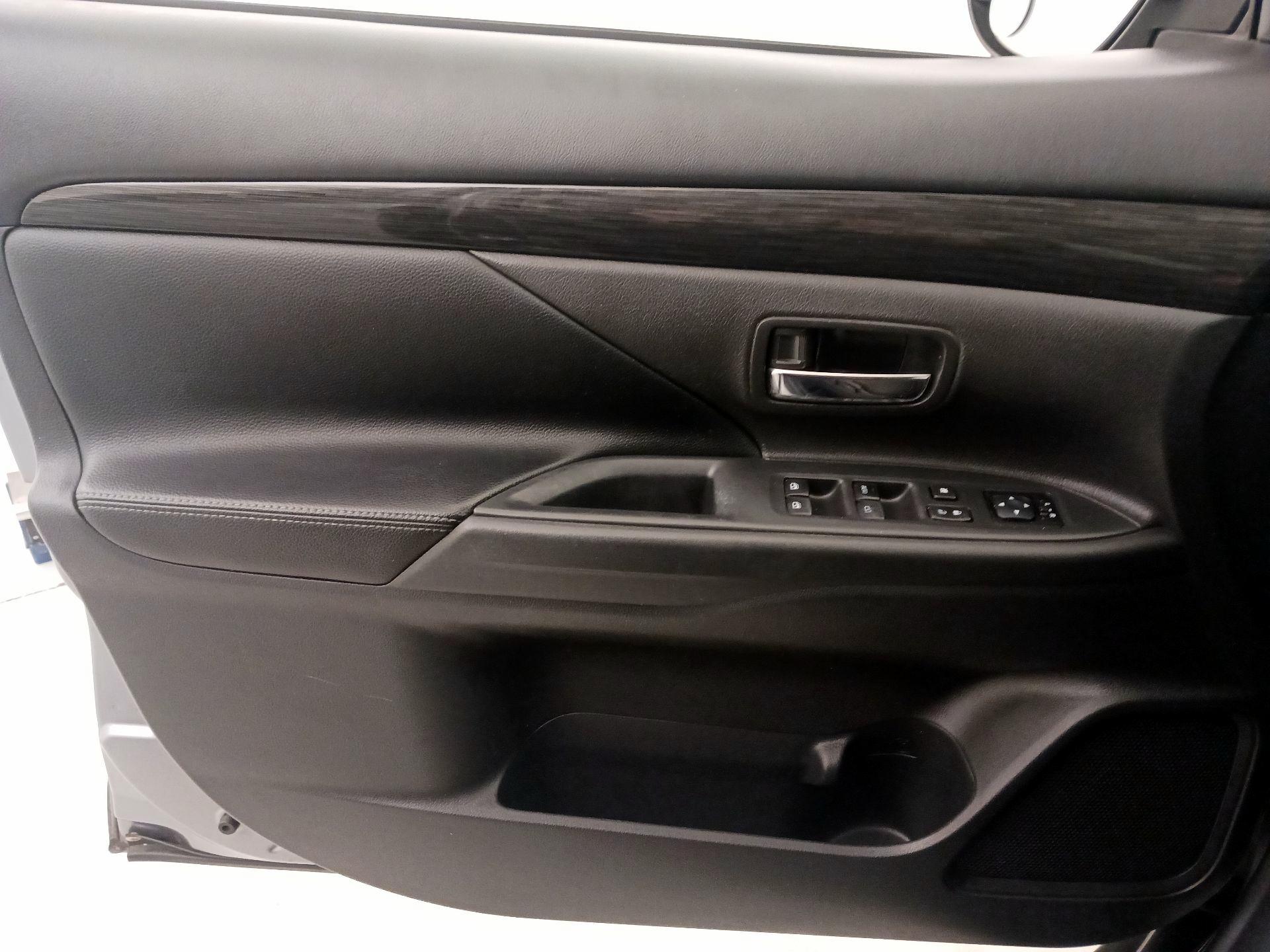 Thumbnail: 2016 Mitsubishi Outlander - 12