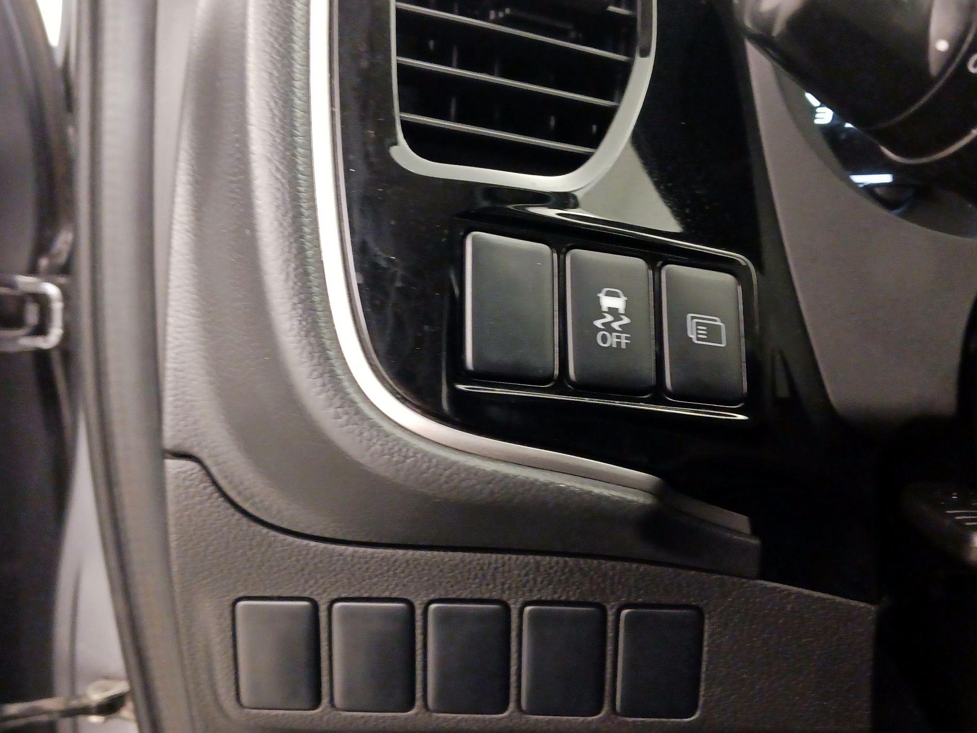Thumbnail: 2016 Mitsubishi Outlander - 13