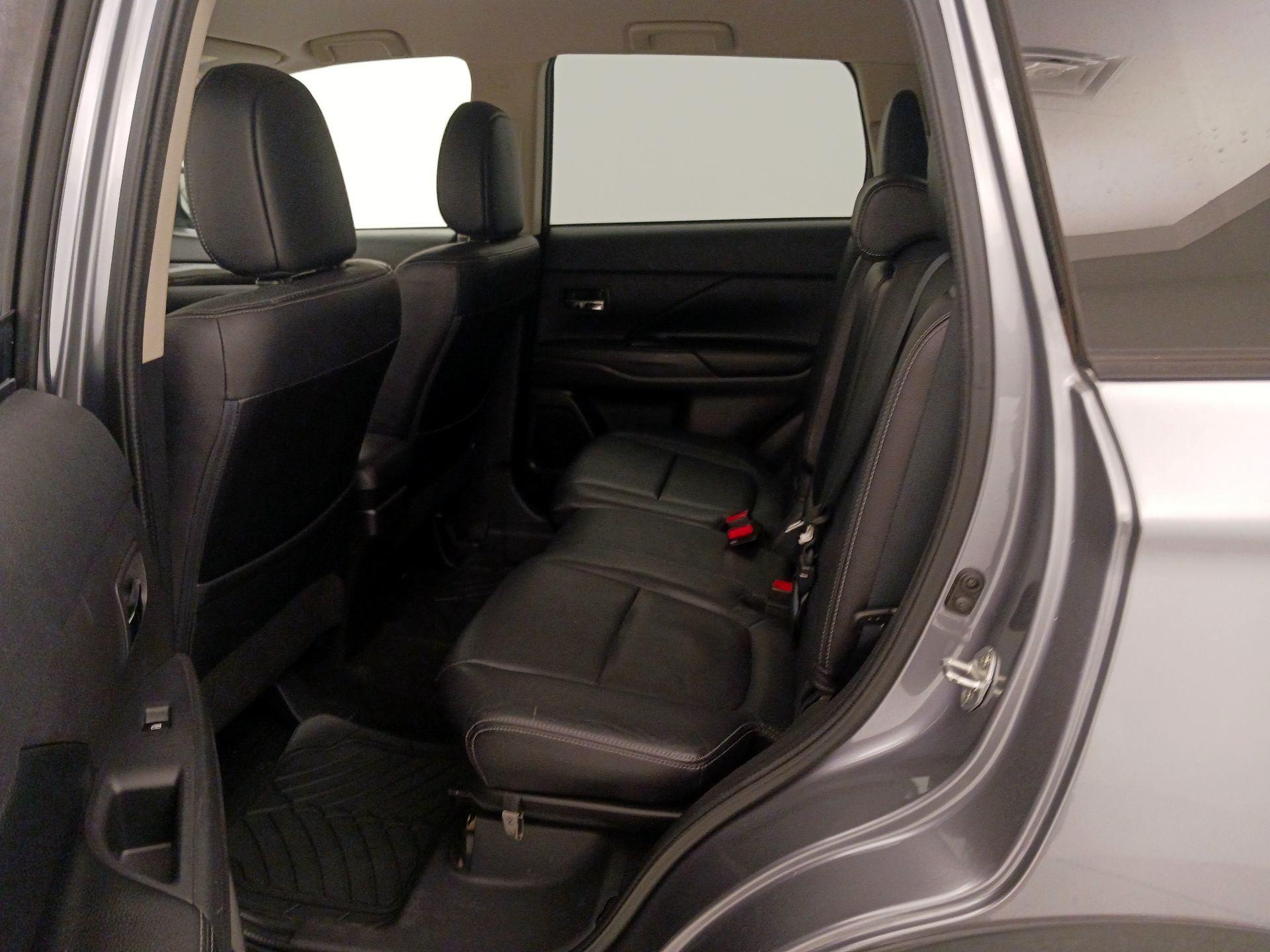 Thumbnail: 2016 Mitsubishi Outlander - 19