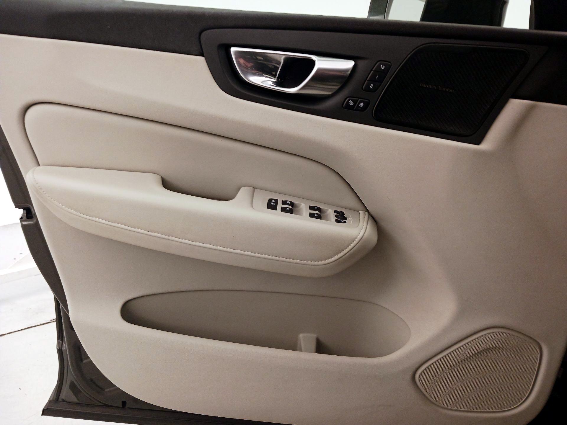 Thumbnail: 2021 Volvo XC60 - 10