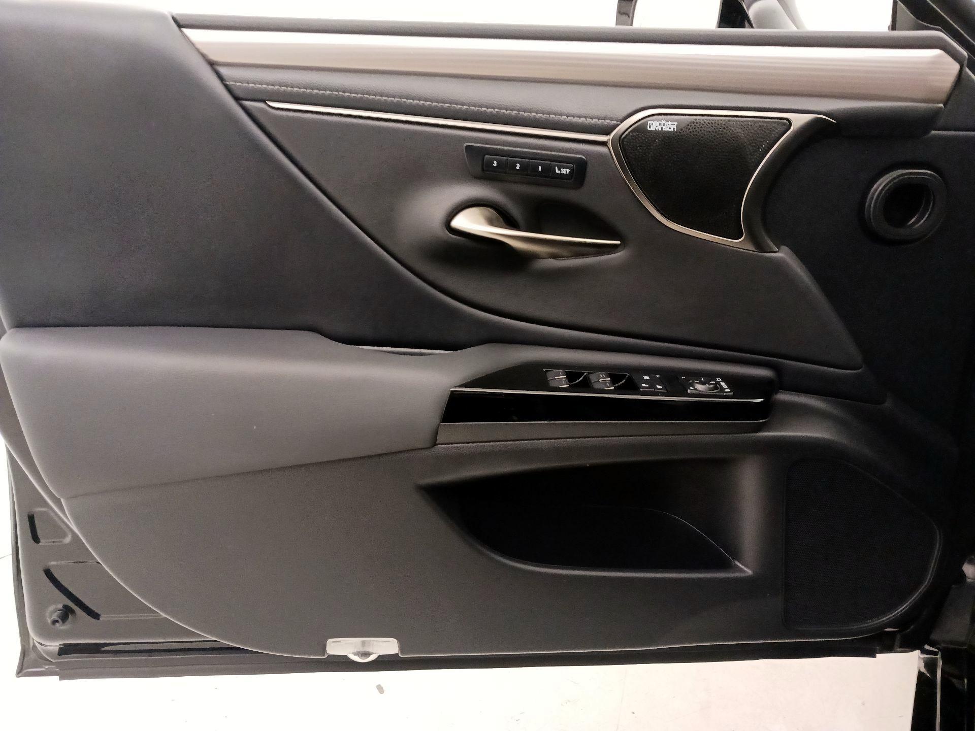 Thumbnail: 2022 Lexus ES - 12