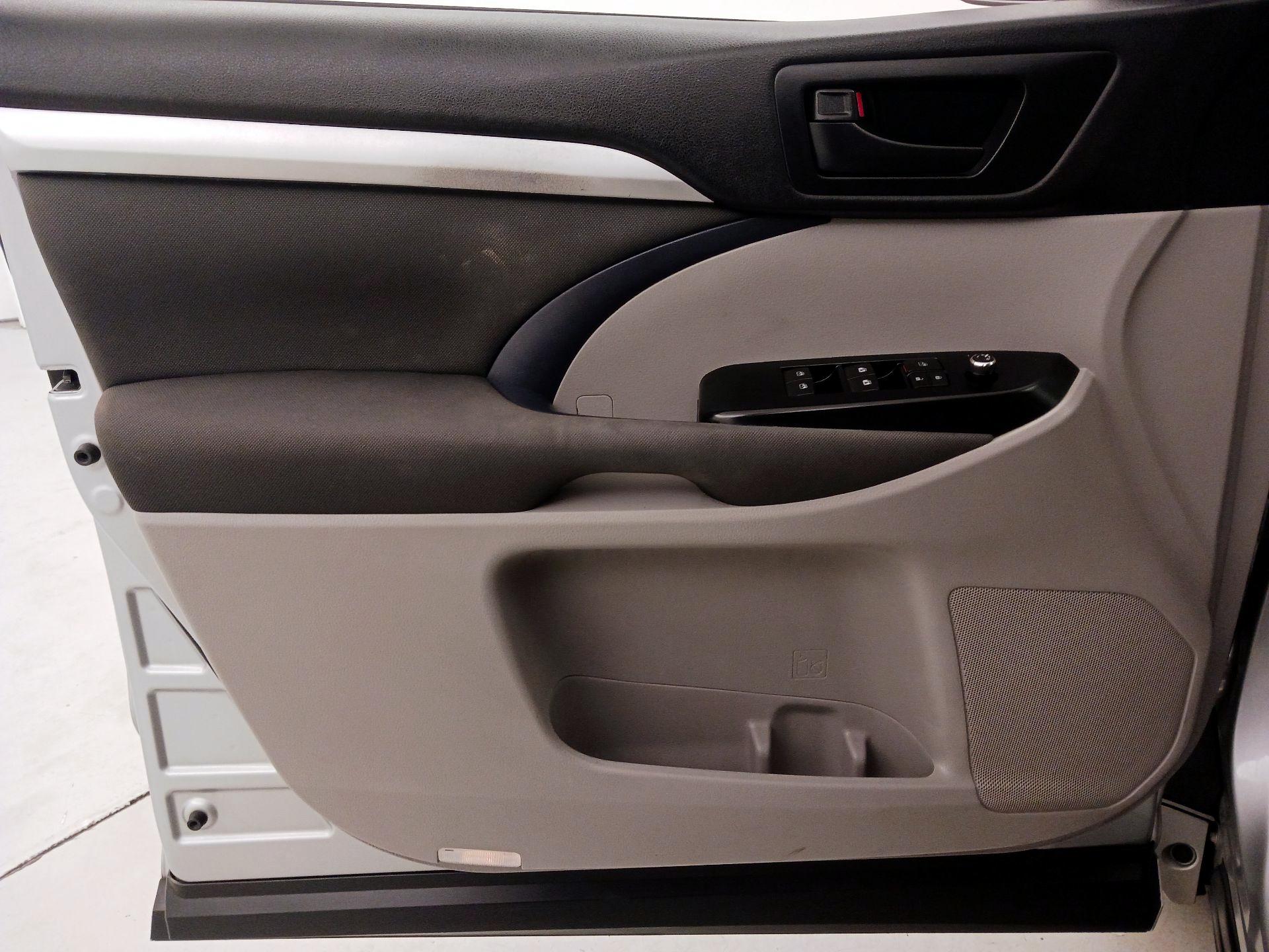 Thumbnail: 2017 Toyota Highlander - 12