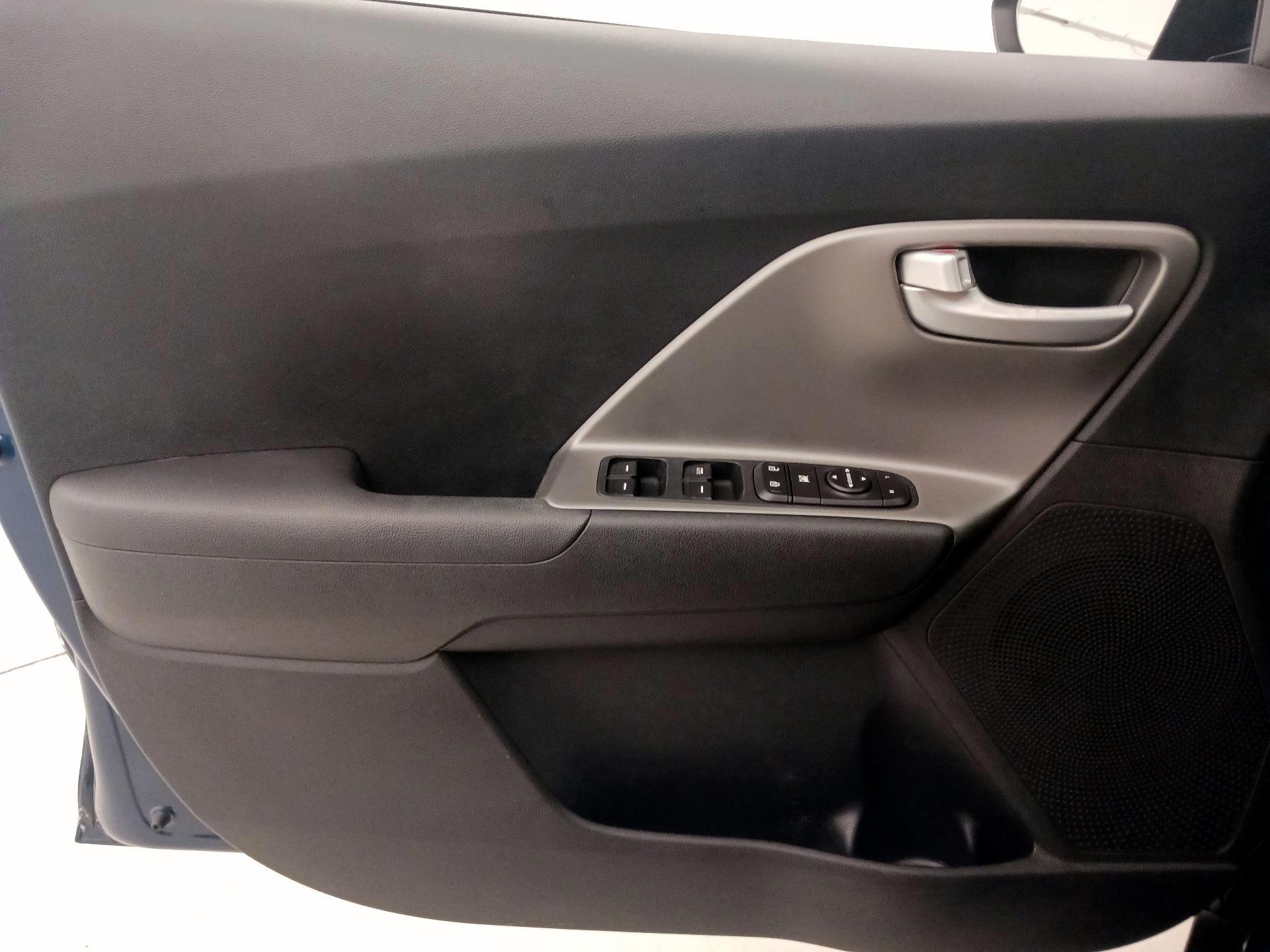 Thumbnail: 2019 Kia Niro - 12