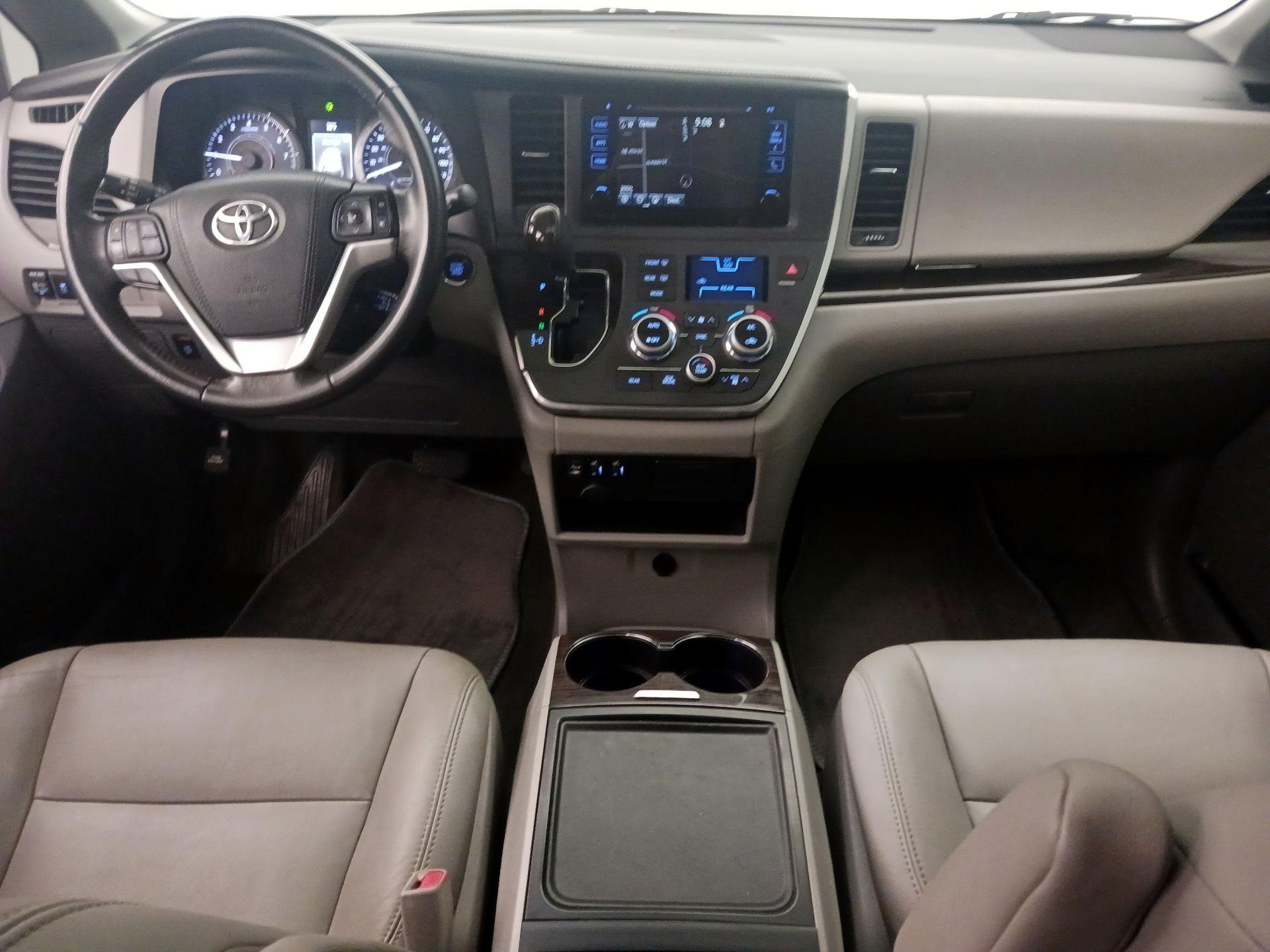 Thumbnail: 2017 Toyota Sienna - 9