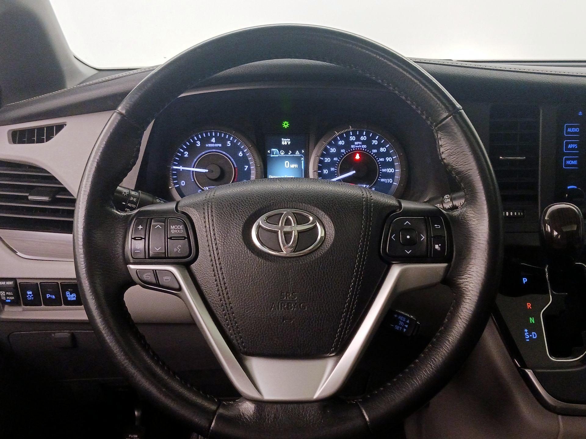 Thumbnail: 2017 Toyota Sienna - 10