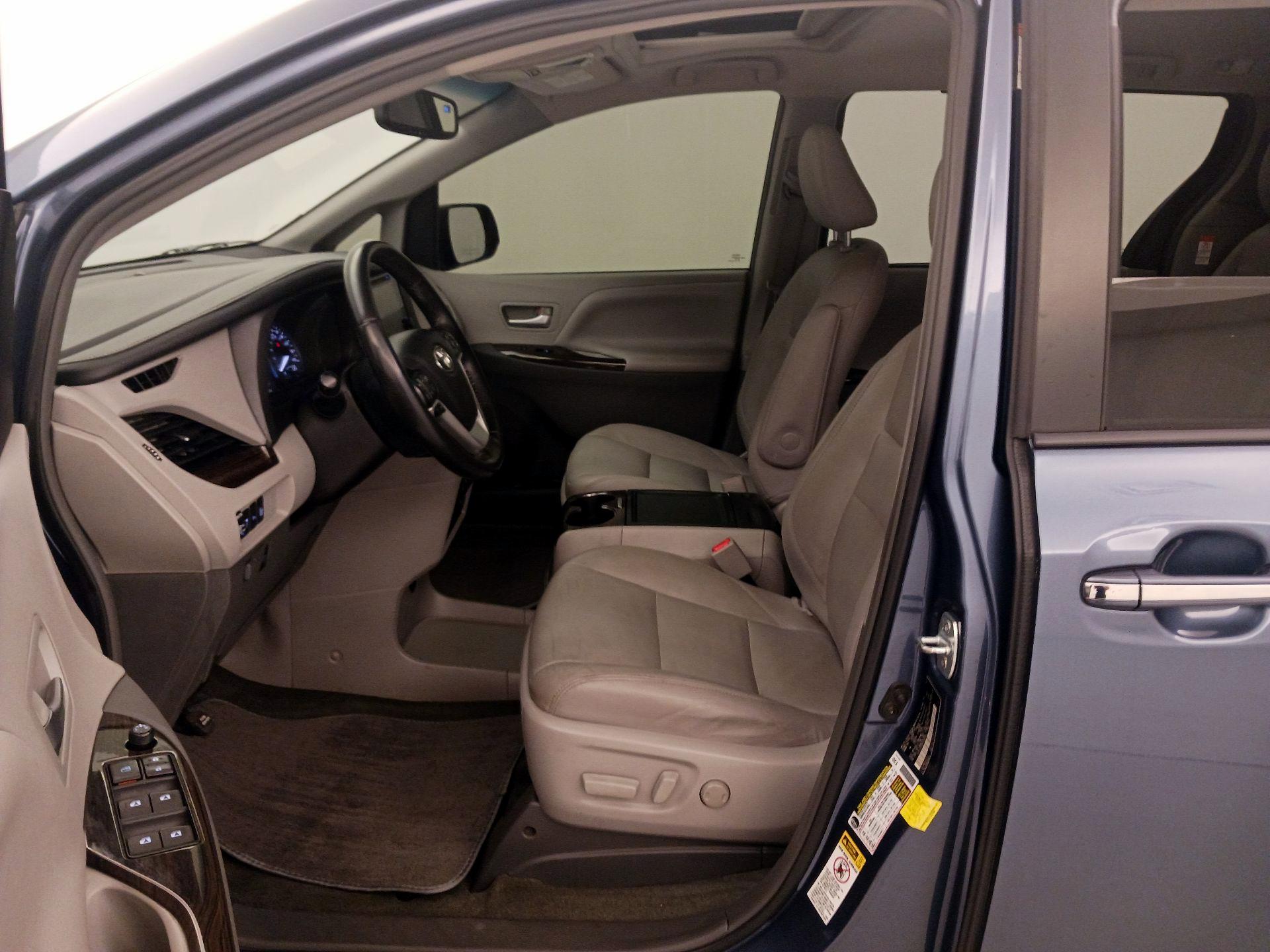 Thumbnail: 2017 Toyota Sienna - 11