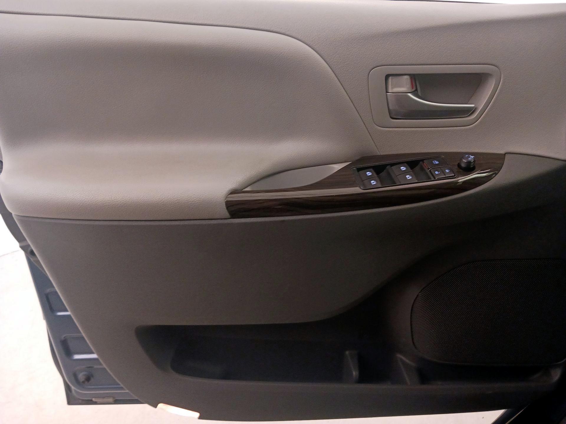 Thumbnail: 2017 Toyota Sienna - 12