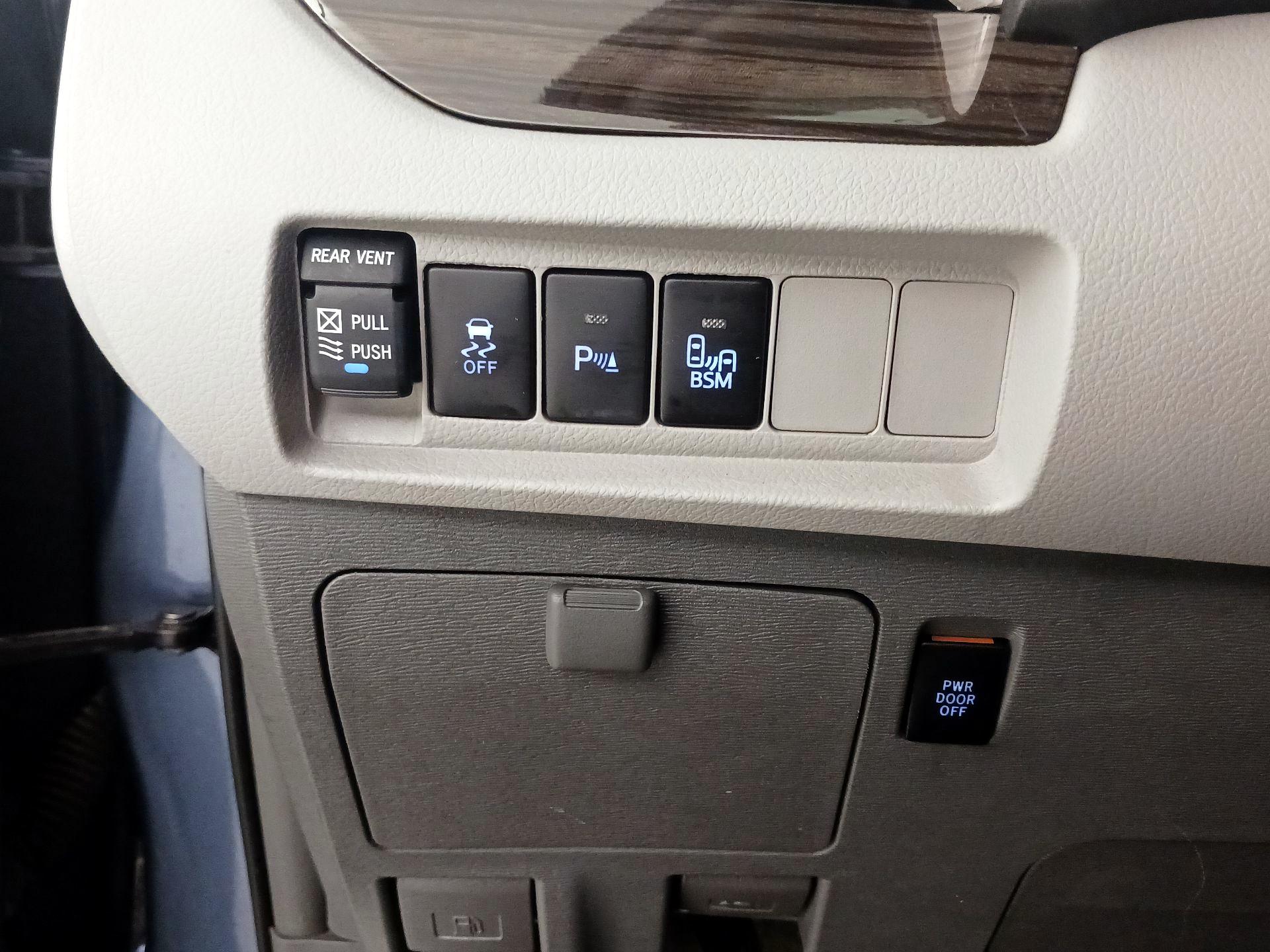 Thumbnail: 2017 Toyota Sienna - 13