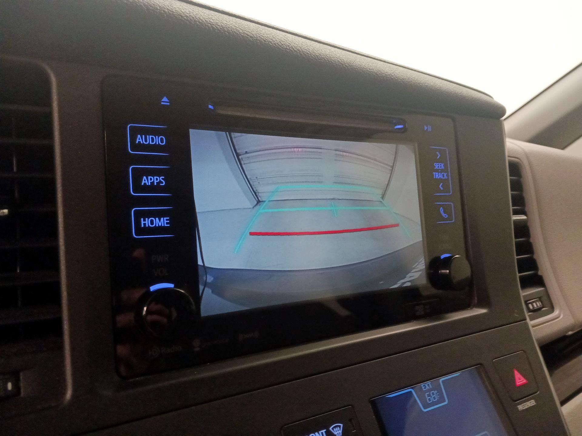 Thumbnail: 2017 Toyota Sienna - 15