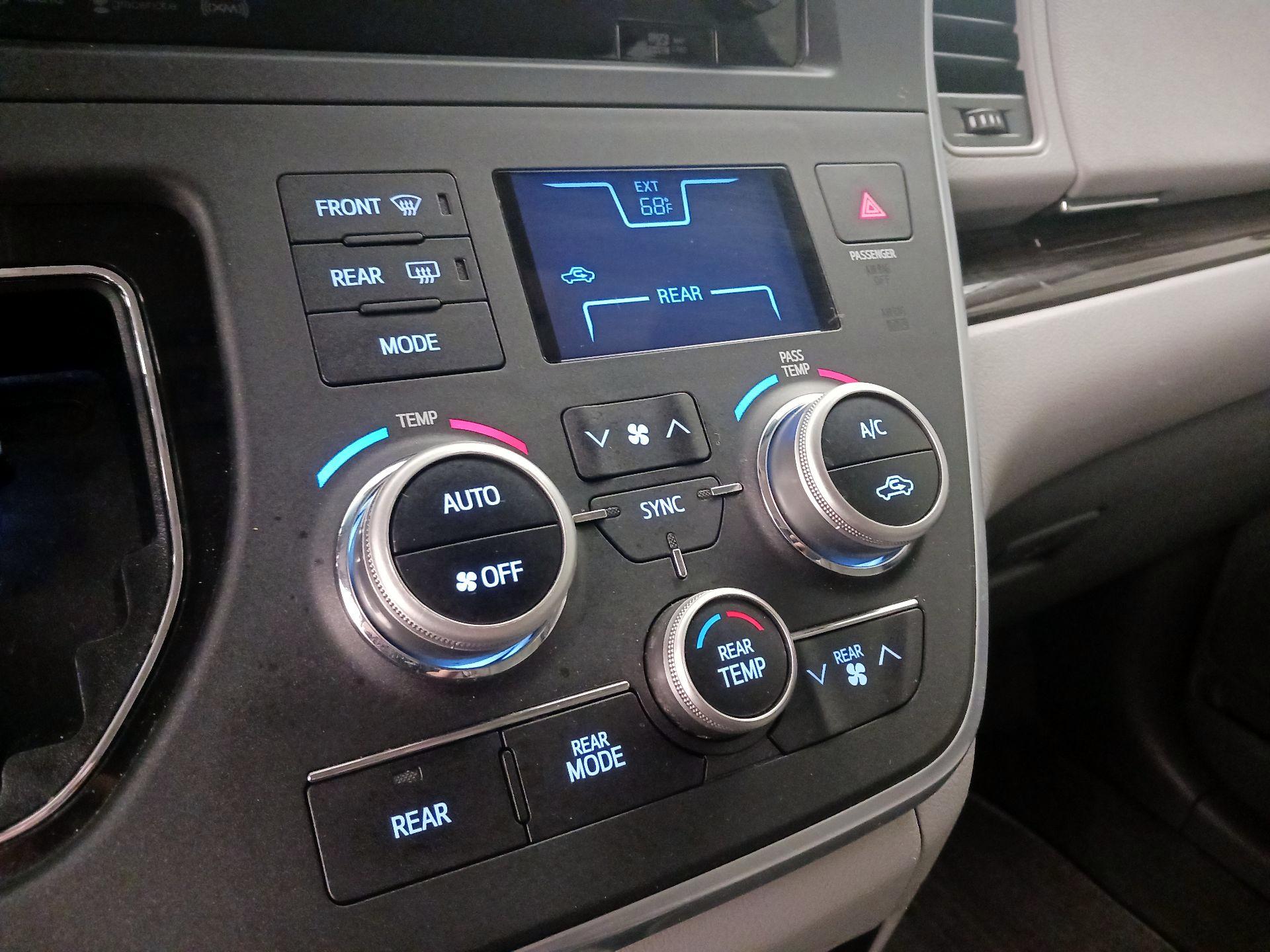 Thumbnail: 2017 Toyota Sienna - 17