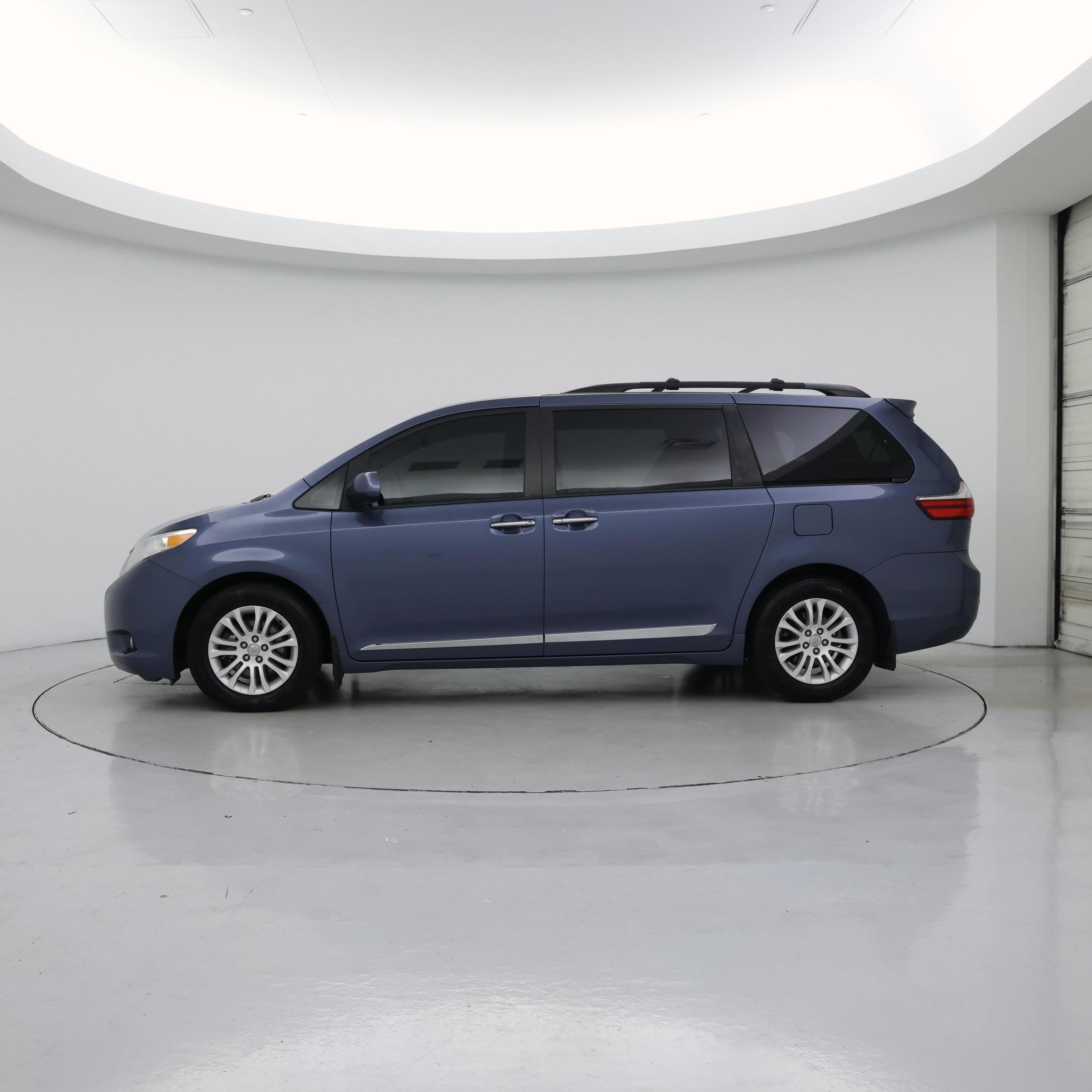 Thumbnail: 2017 Toyota Sienna - 3