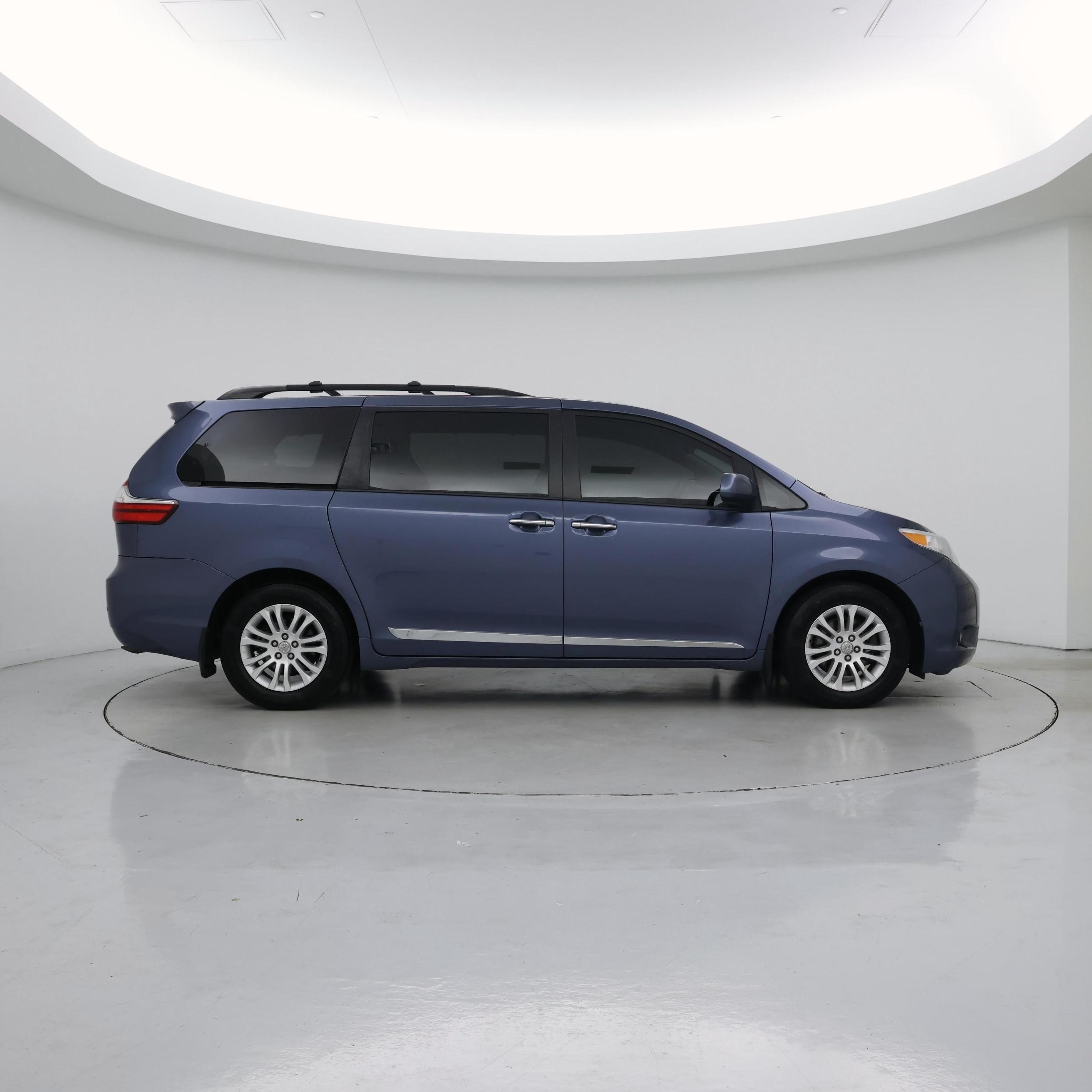 Thumbnail: 2017 Toyota Sienna - 7