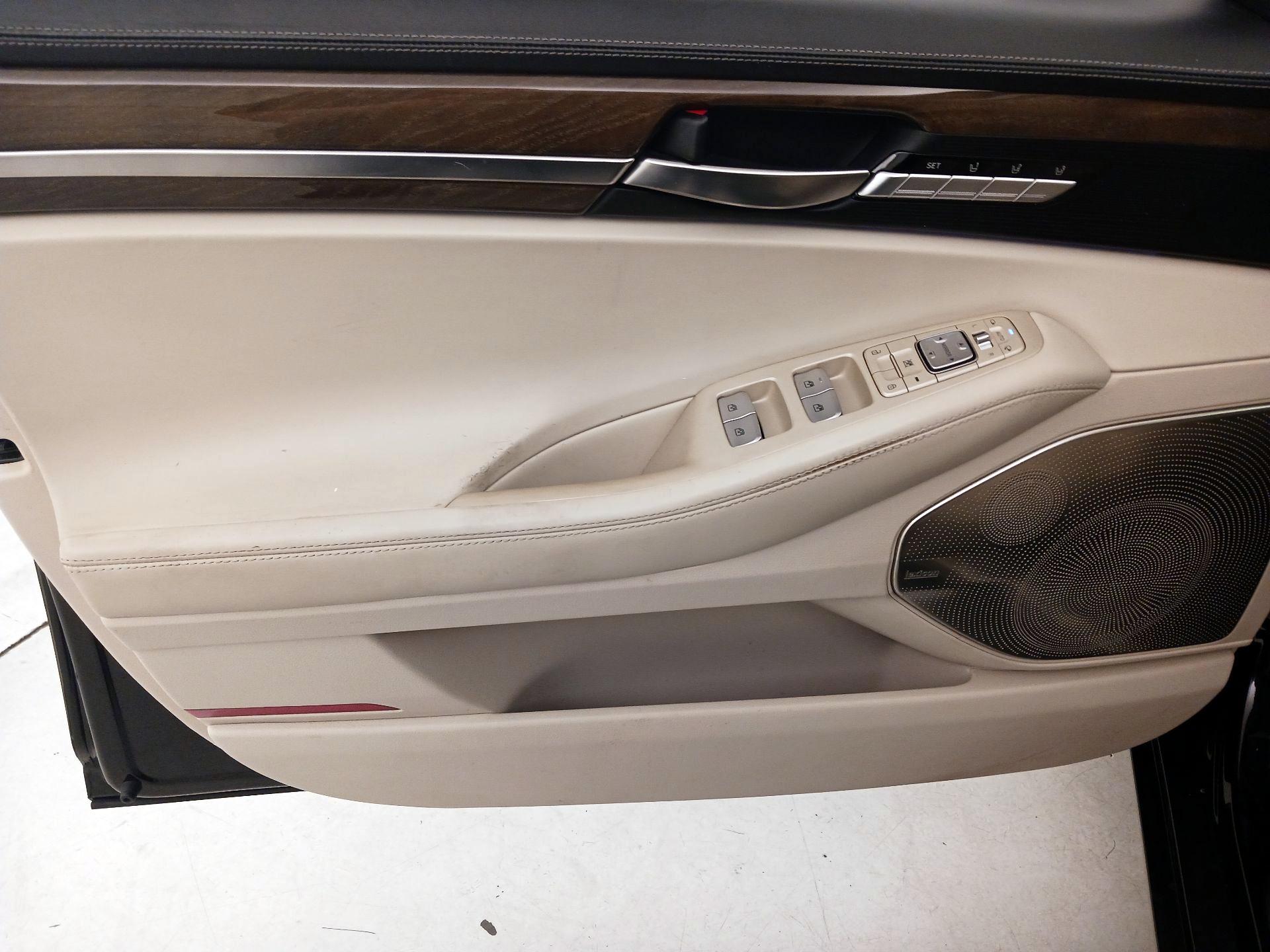 Thumbnail: 2018 Genesis G90 - 12