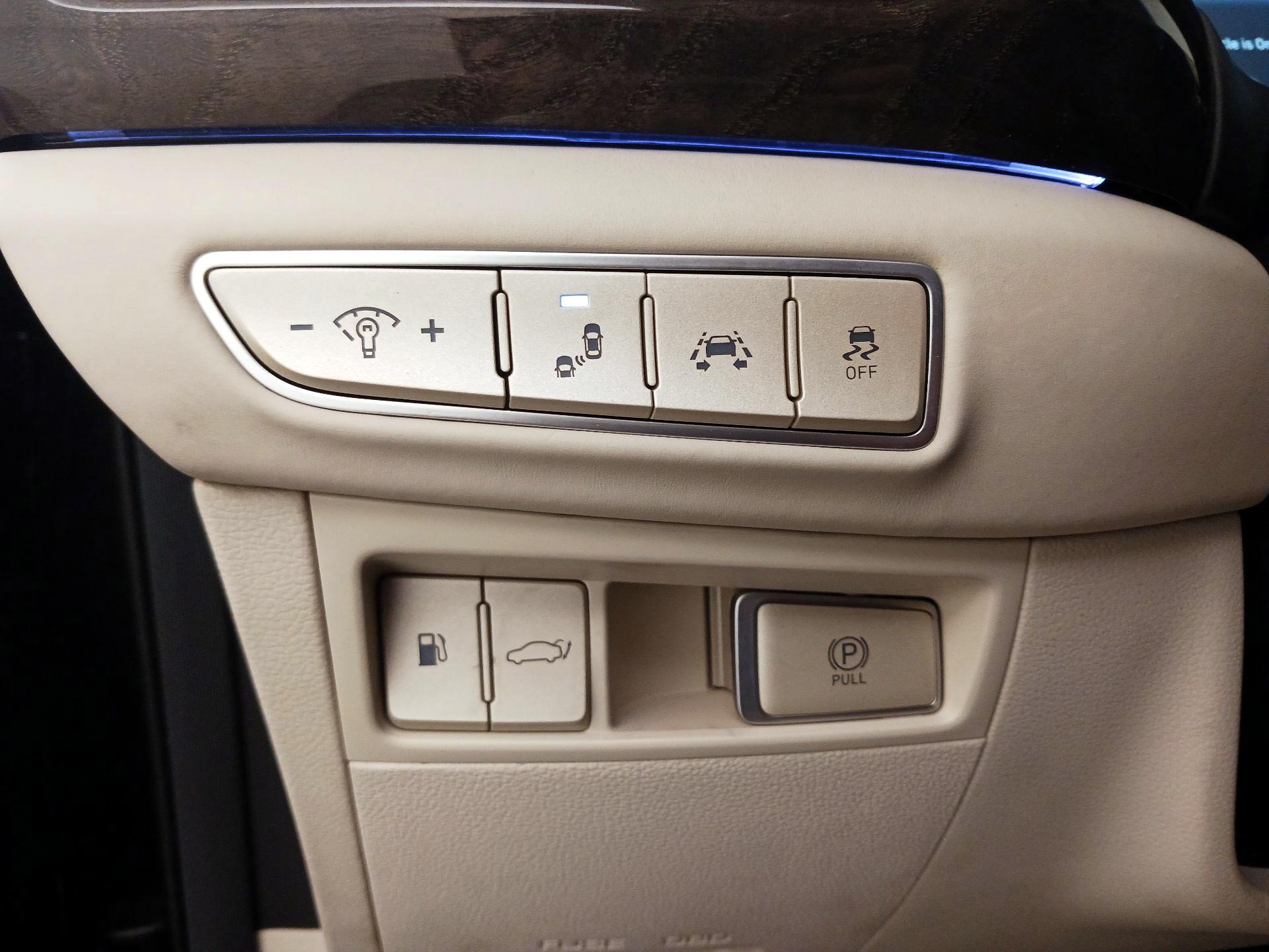 Thumbnail: 2018 Genesis G90 - 13