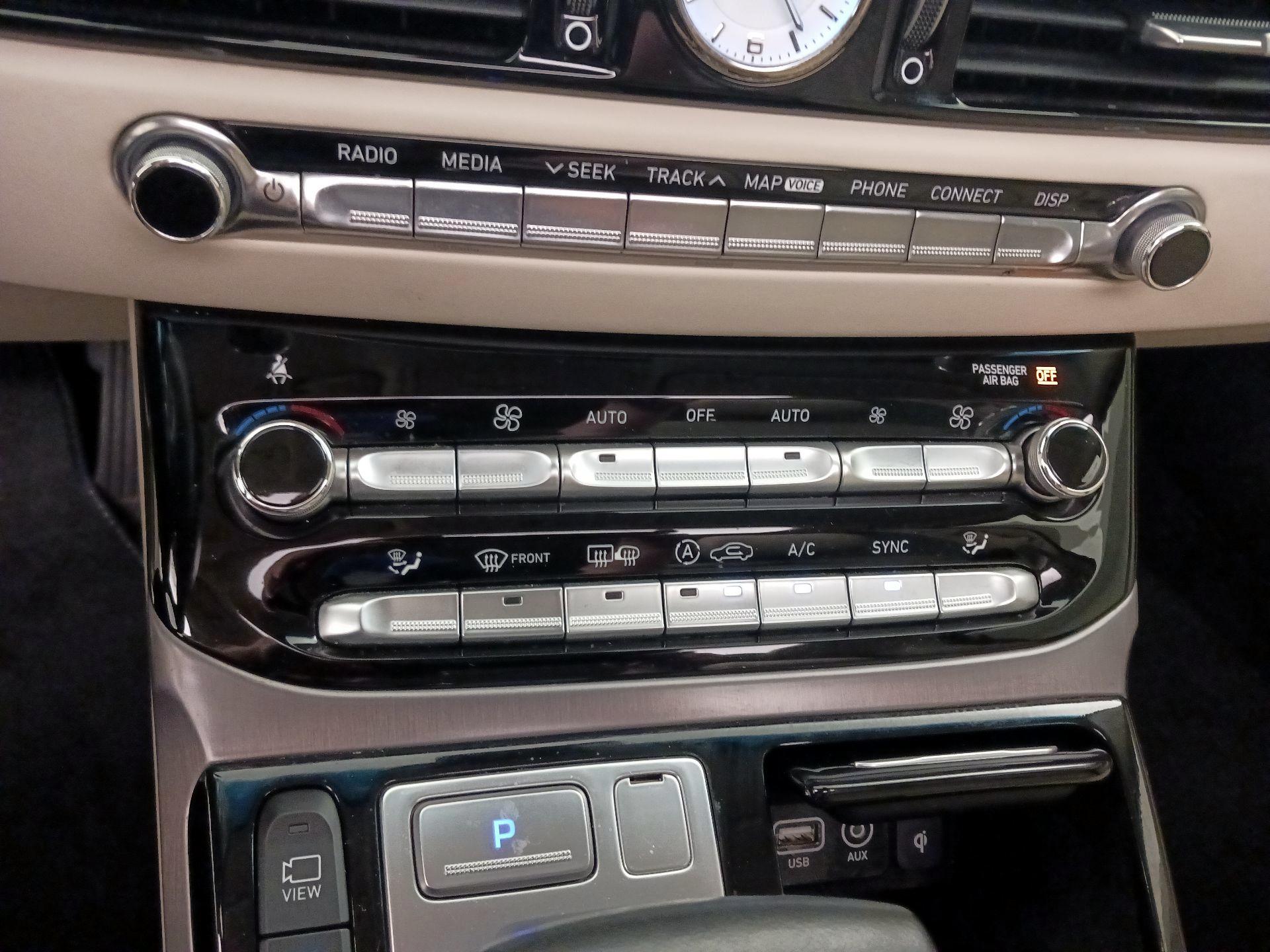 Thumbnail: 2018 Genesis G90 - 17