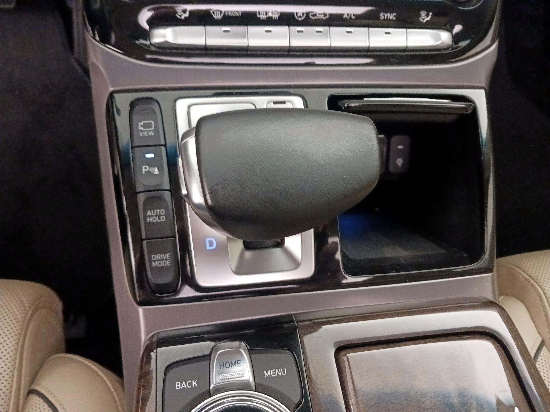 Thumbnail: 2018 Genesis G90 - 18