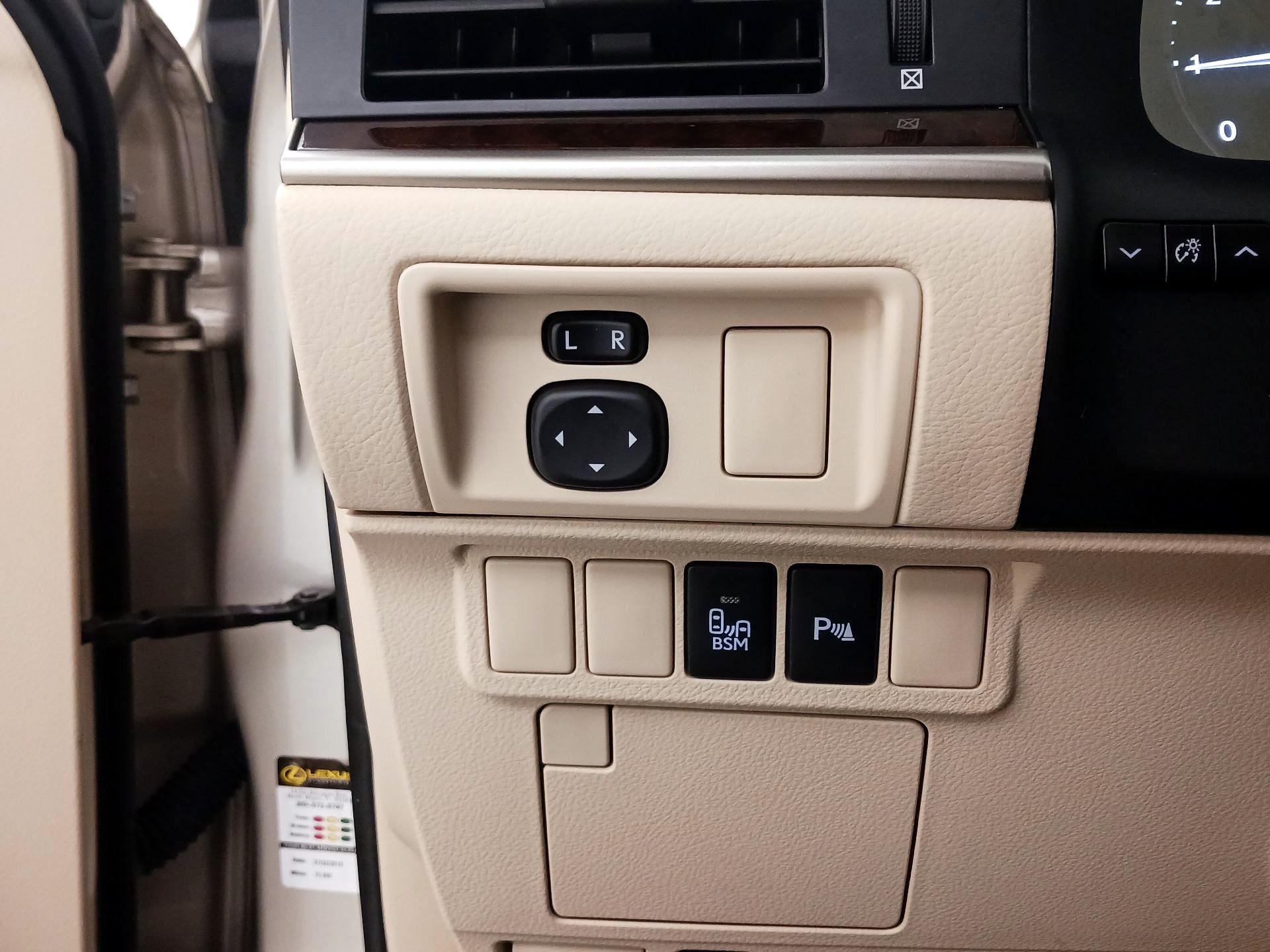 Thumbnail: 2015 Lexus ES - 13