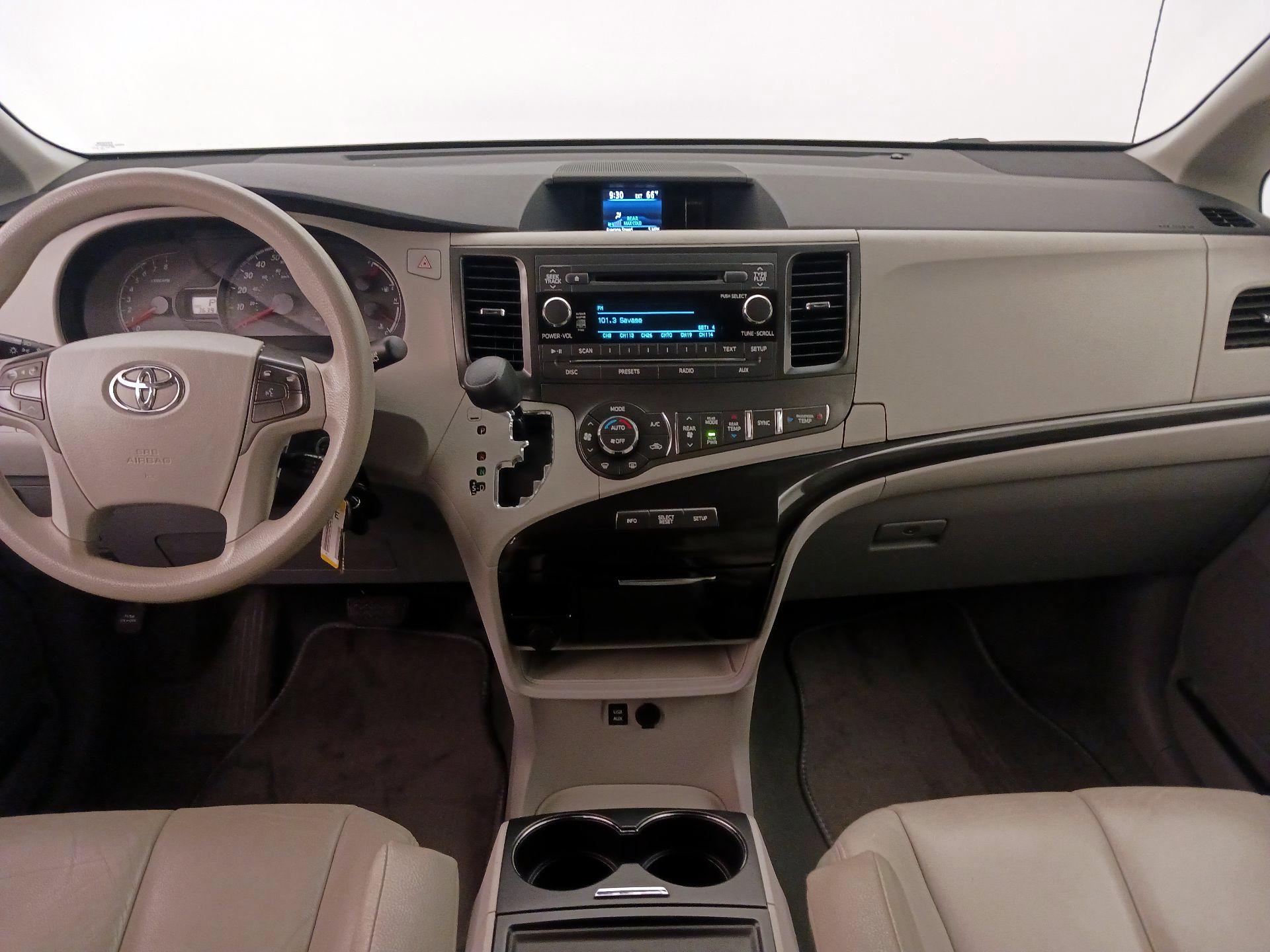 Thumbnail: 2014 Toyota Sienna - 9