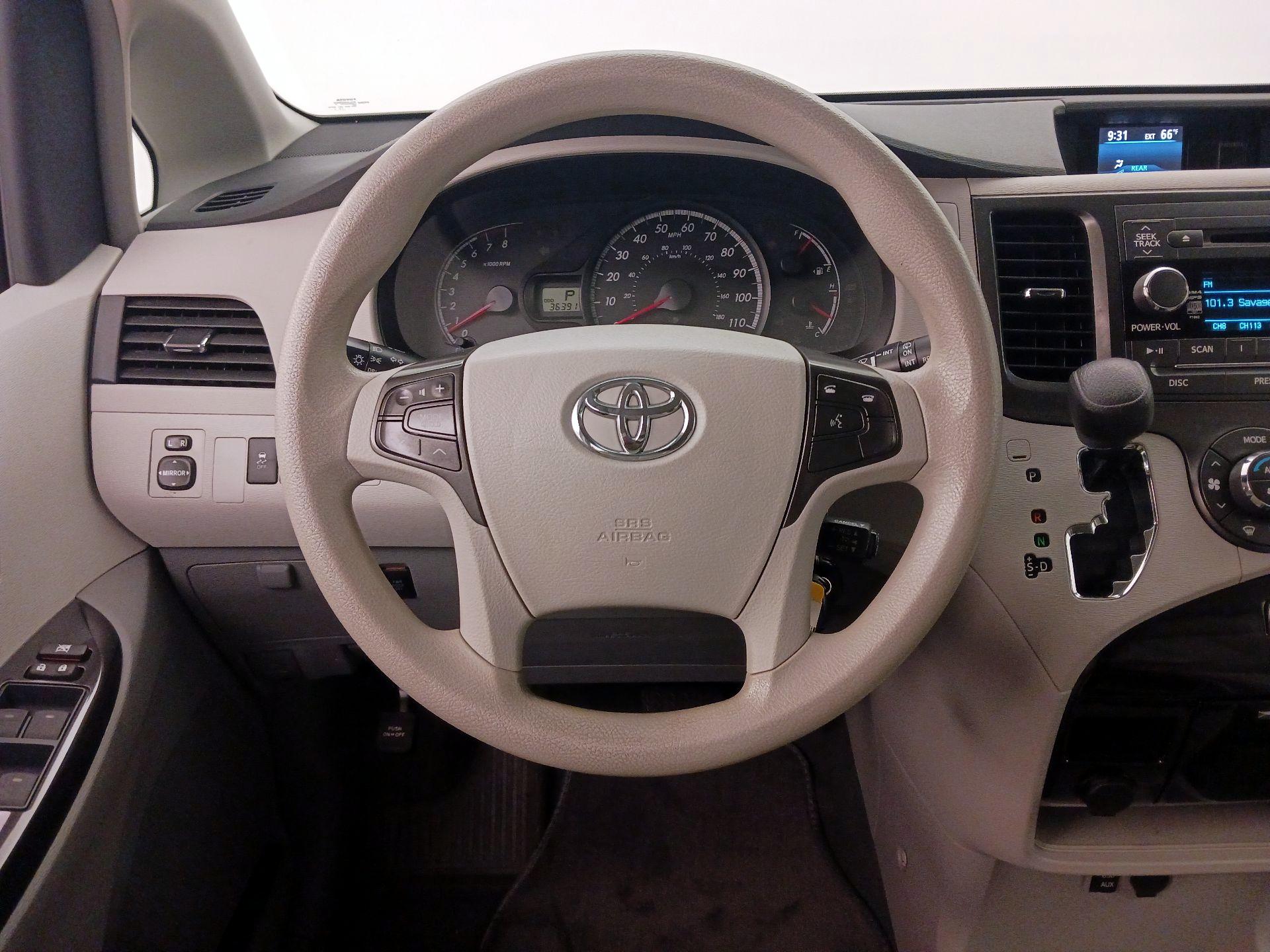 Thumbnail: 2014 Toyota Sienna - 10