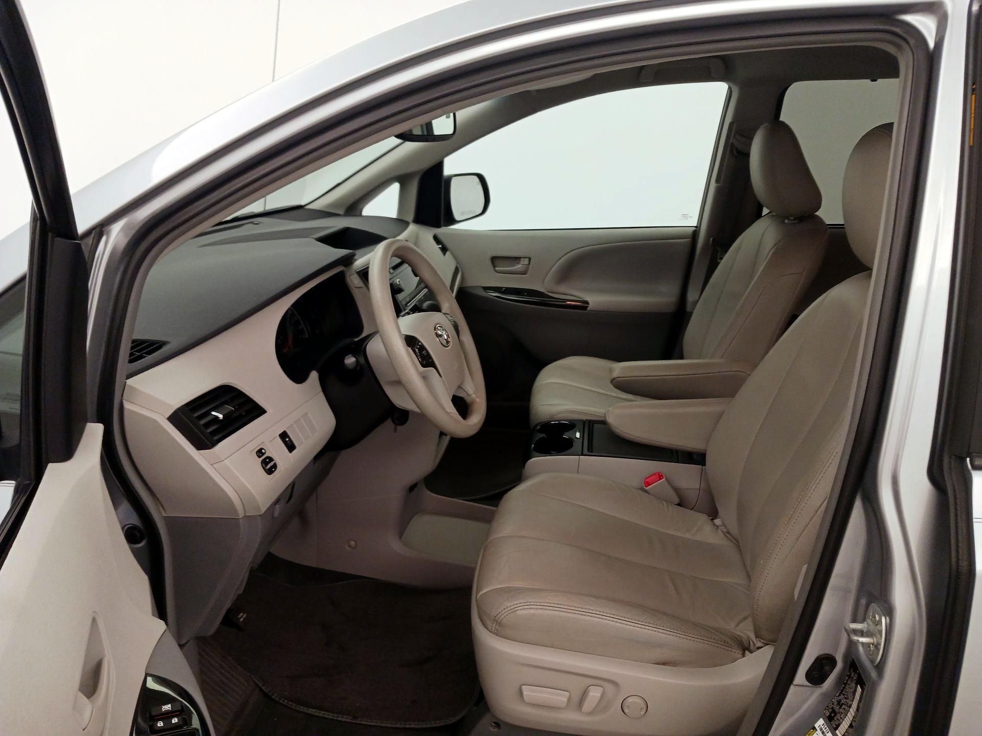 Thumbnail: 2014 Toyota Sienna - 11