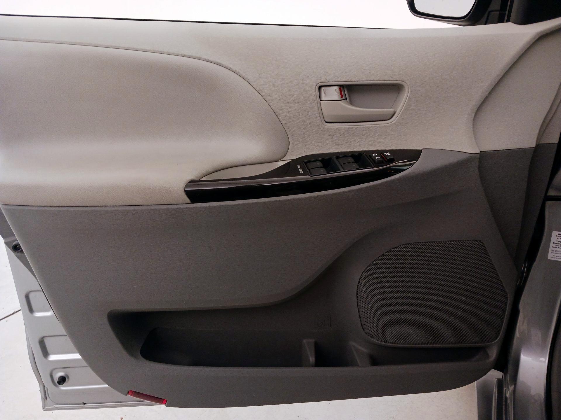 Thumbnail: 2014 Toyota Sienna - 12