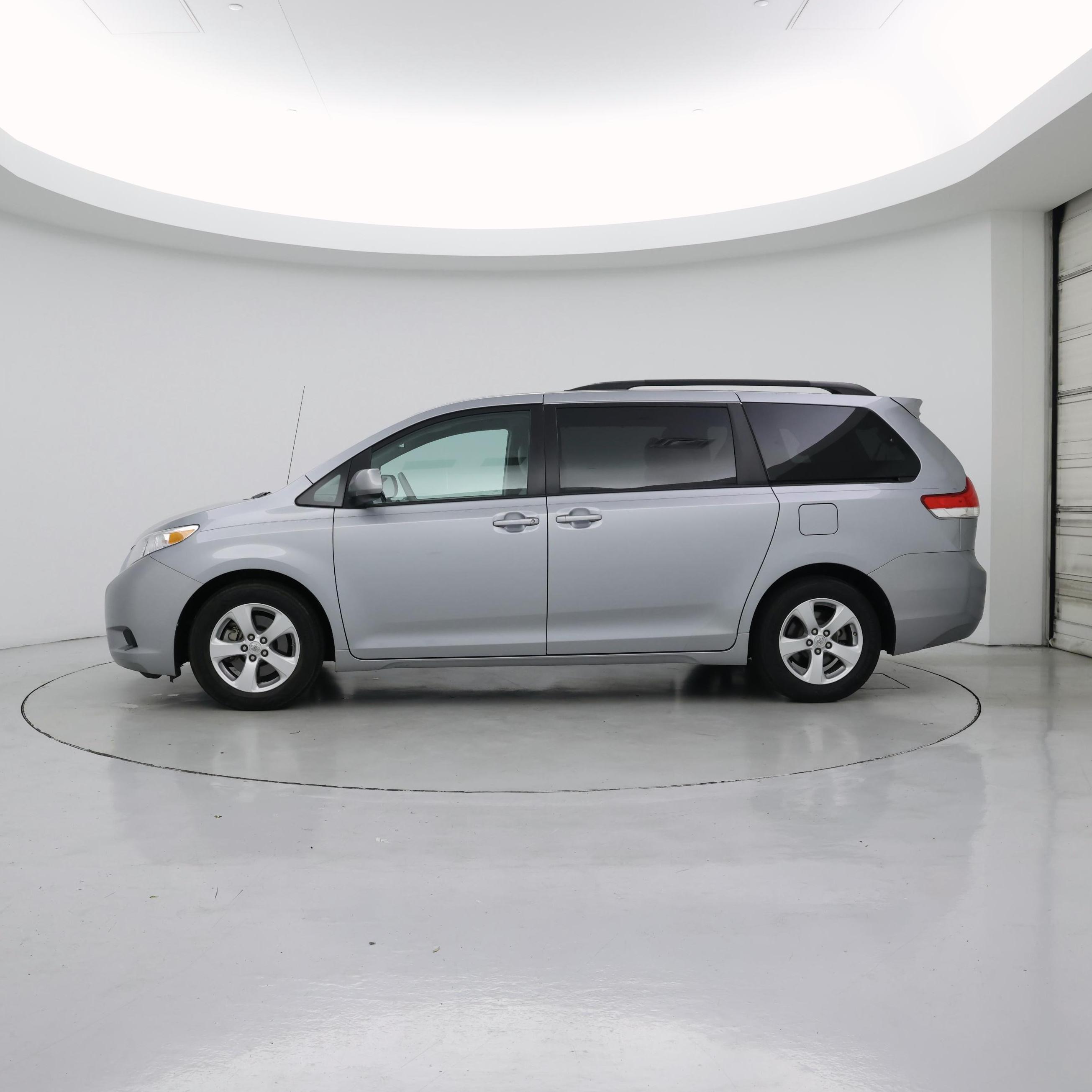 Thumbnail: 2014 Toyota Sienna - 3
