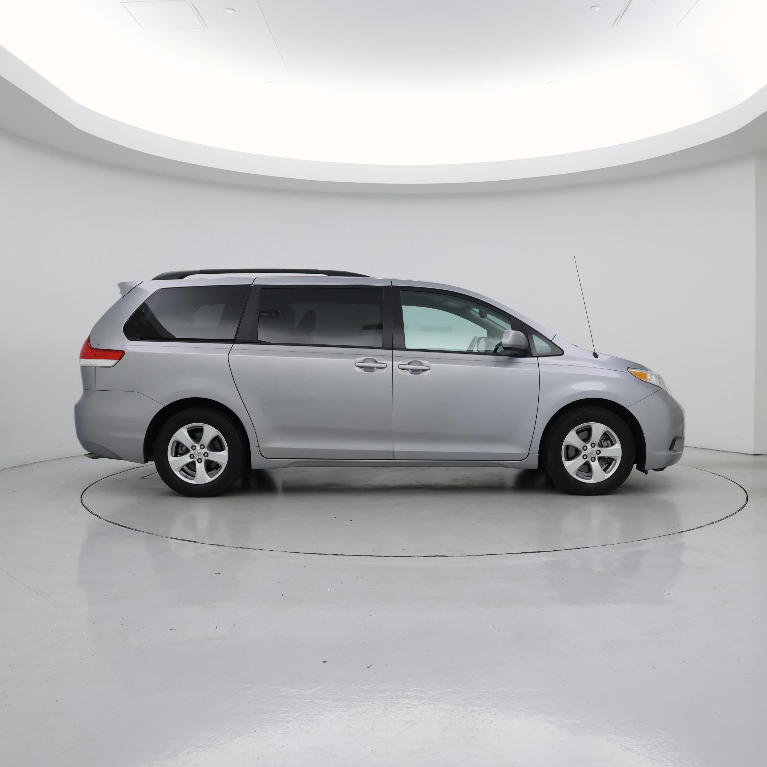 Thumbnail: 2014 Toyota Sienna - 7