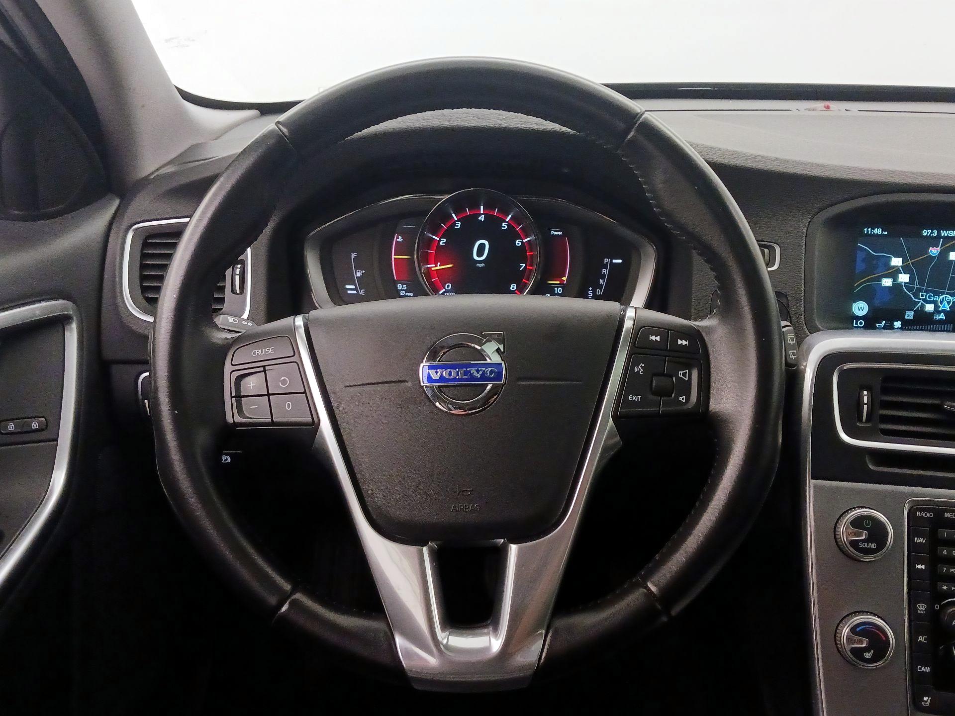 Thumbnail: 2017 Volvo V60 - 10