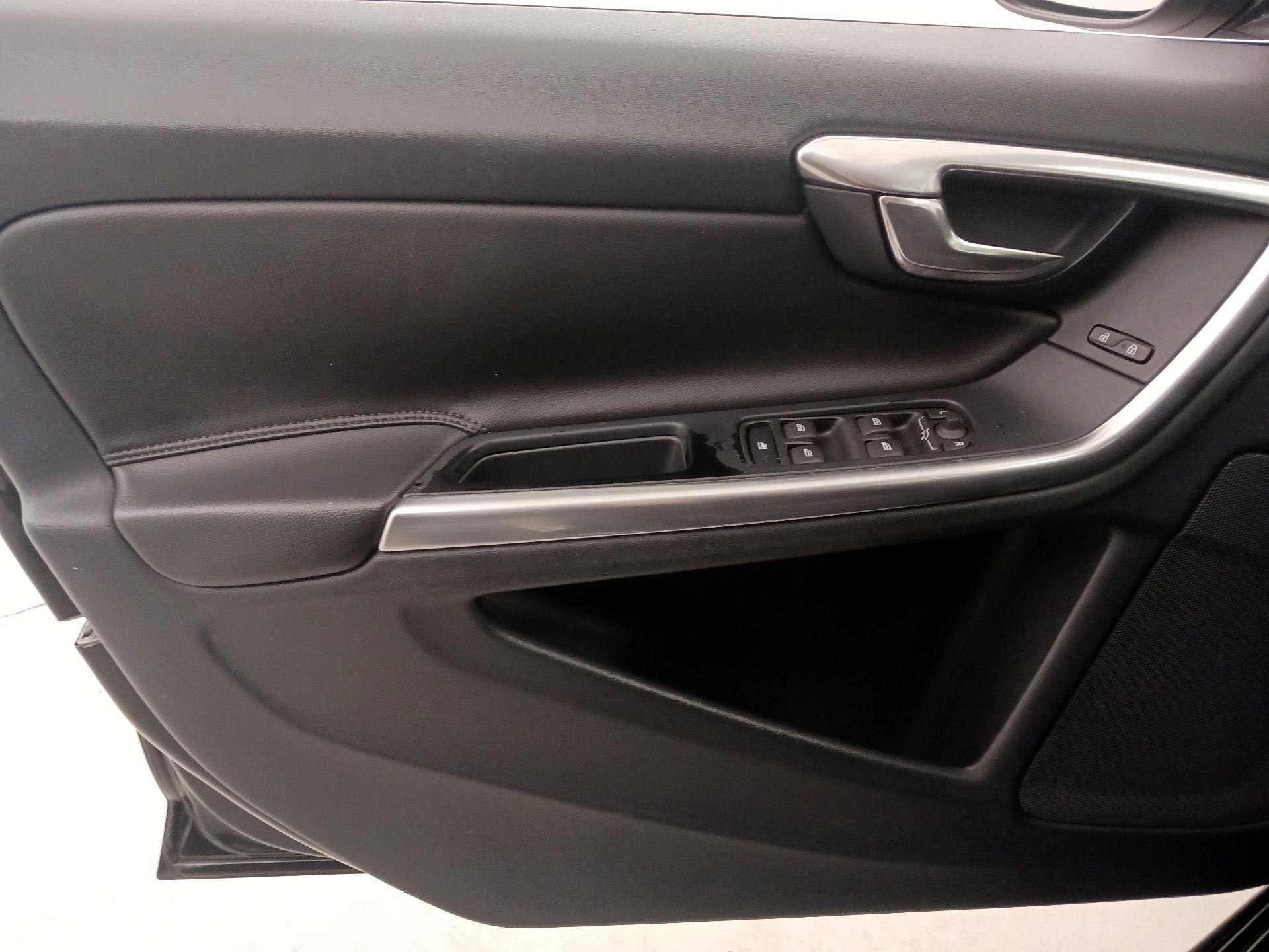 Thumbnail: 2017 Volvo V60 - 12